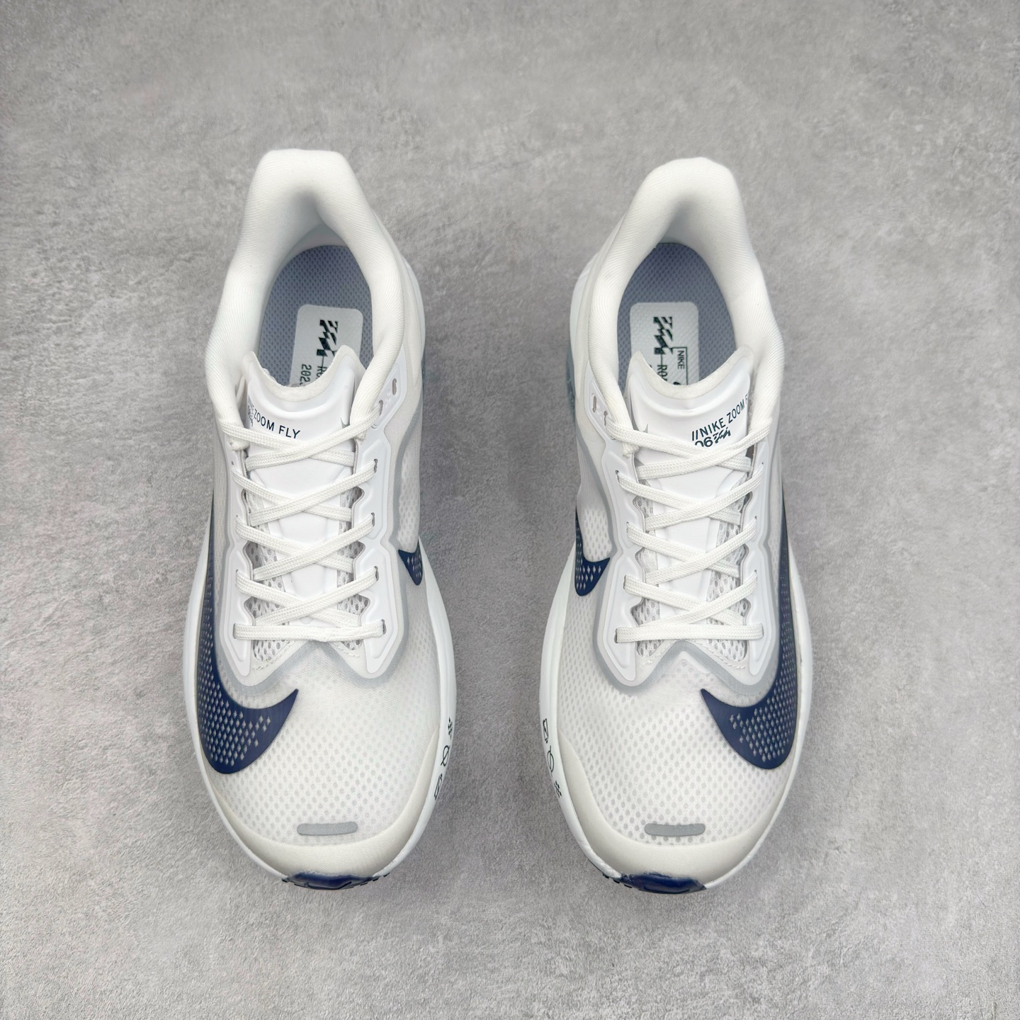 图片[2]-NK ZoomX Invincible Run Flyknit 6 轻量跑鞋 飞织低帮休闲运动慢跑鞋 厚底增高 老爹鞋 此鞋专为短跑运动员而生 是为 5 至 10 公里距离的赛事和训练打造 整体设计采用流线型的轻质工程网眼材质构成鞋面 并与其他 Running 旗舰鞋款同样搭载全脚掌 ZoomX 缓冲中底 搭配 Pebax 物料与橡胶外底 ZoomX StreakFly 首发配色以Prototype呈现 其灵感是来自开发期间的磨损测试 透过编号的标记与内侧的预期跑步距离突出研发过程 货号： FN8455-104 尺码：36 36.5 37.5 38 38.5 39 40 40.5 41 42 42.5 43 44 45-选品中心