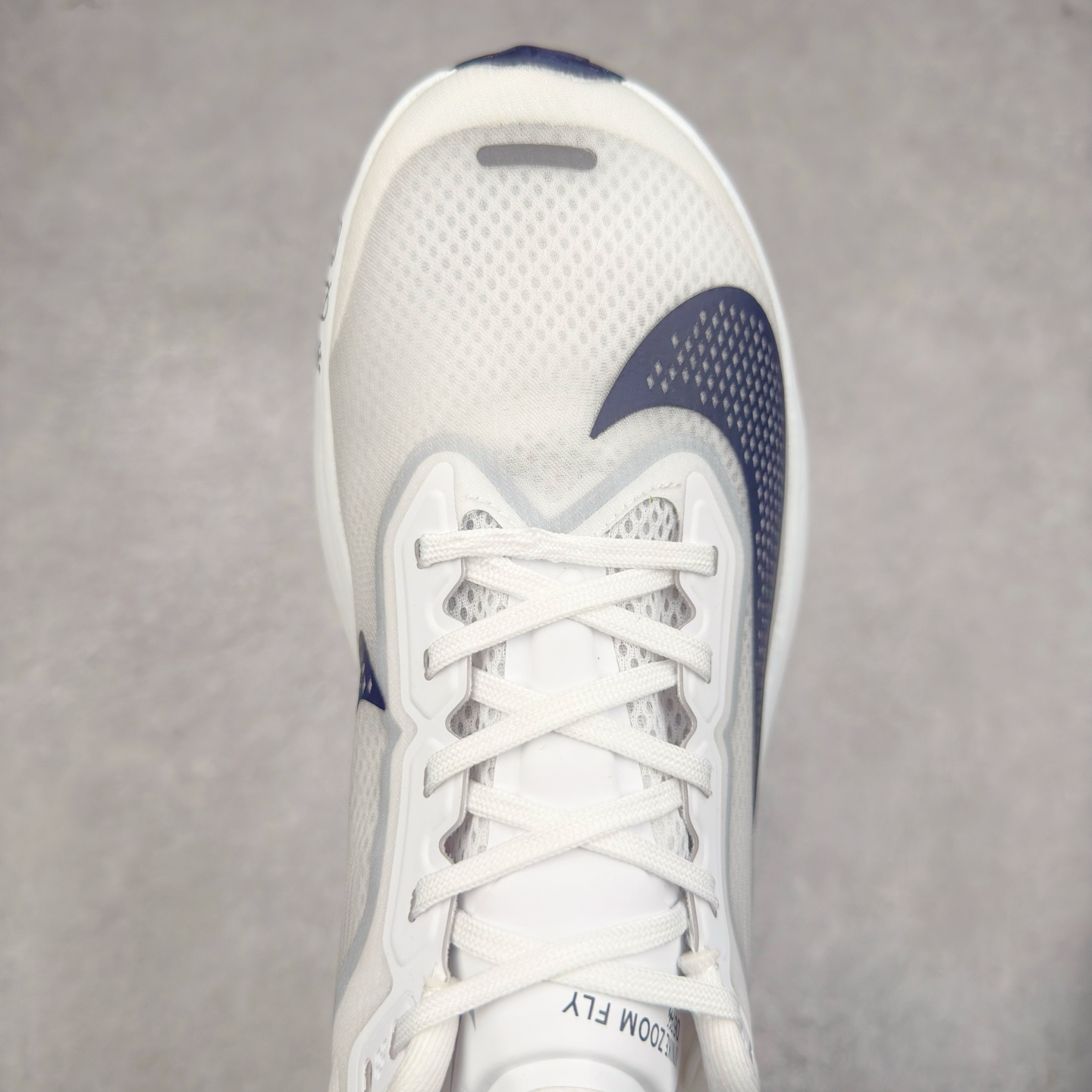 图片[4]-NK ZoomX Invincible Run Flyknit 6 轻量跑鞋 飞织低帮休闲运动慢跑鞋 厚底增高 老爹鞋 此鞋专为短跑运动员而生 是为 5 至 10 公里距离的赛事和训练打造 整体设计采用流线型的轻质工程网眼材质构成鞋面 并与其他 Running 旗舰鞋款同样搭载全脚掌 ZoomX 缓冲中底 搭配 Pebax 物料与橡胶外底 ZoomX StreakFly 首发配色以Prototype呈现 其灵感是来自开发期间的磨损测试 透过编号的标记与内侧的预期跑步距离突出研发过程 货号： FN8455-104 尺码：36 36.5 37.5 38 38.5 39 40 40.5 41 42 42.5 43 44 45-选品中心