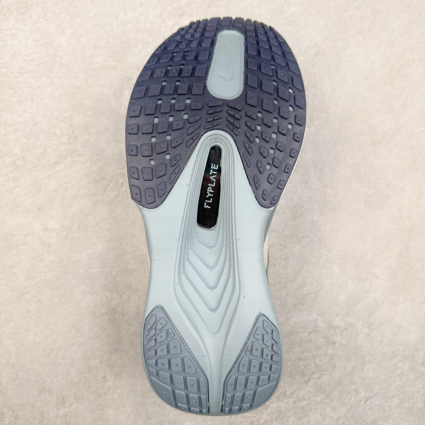 图片[9]-NK ZoomX Invincible Run Flyknit 6 轻量跑鞋 飞织低帮休闲运动慢跑鞋 厚底增高 老爹鞋 此鞋专为短跑运动员而生 是为 5 至 10 公里距离的赛事和训练打造 整体设计采用流线型的轻质工程网眼材质构成鞋面 并与其他 Running 旗舰鞋款同样搭载全脚掌 ZoomX 缓冲中底 搭配 Pebax 物料与橡胶外底 ZoomX StreakFly 首发配色以Prototype呈现 其灵感是来自开发期间的磨损测试 透过编号的标记与内侧的预期跑步距离突出研发过程 货号： FN8455-104 尺码：36 36.5 37.5 38 38.5 39 40 40.5 41 42 42.5 43 44 45-选品中心