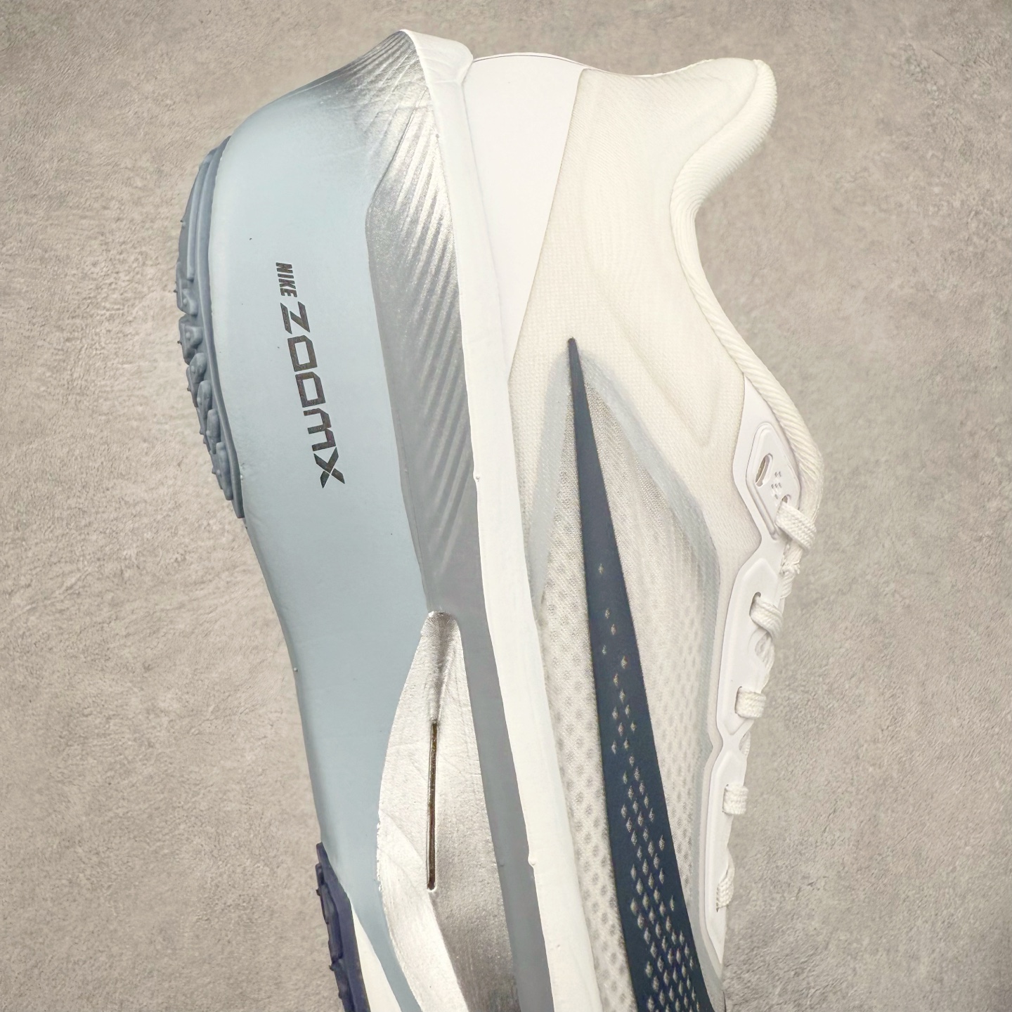 图片[6]-NK ZoomX Invincible Run Flyknit 6 轻量跑鞋 飞织低帮休闲运动慢跑鞋 厚底增高 老爹鞋 此鞋专为短跑运动员而生 是为 5 至 10 公里距离的赛事和训练打造 整体设计采用流线型的轻质工程网眼材质构成鞋面 并与其他 Running 旗舰鞋款同样搭载全脚掌 ZoomX 缓冲中底 搭配 Pebax 物料与橡胶外底 ZoomX StreakFly 首发配色以Prototype呈现 其灵感是来自开发期间的磨损测试 透过编号的标记与内侧的预期跑步距离突出研发过程 货号： FN8455-104 尺码：36 36.5 37.5 38 38.5 39 40 40.5 41 42 42.5 43 44 45-选品中心