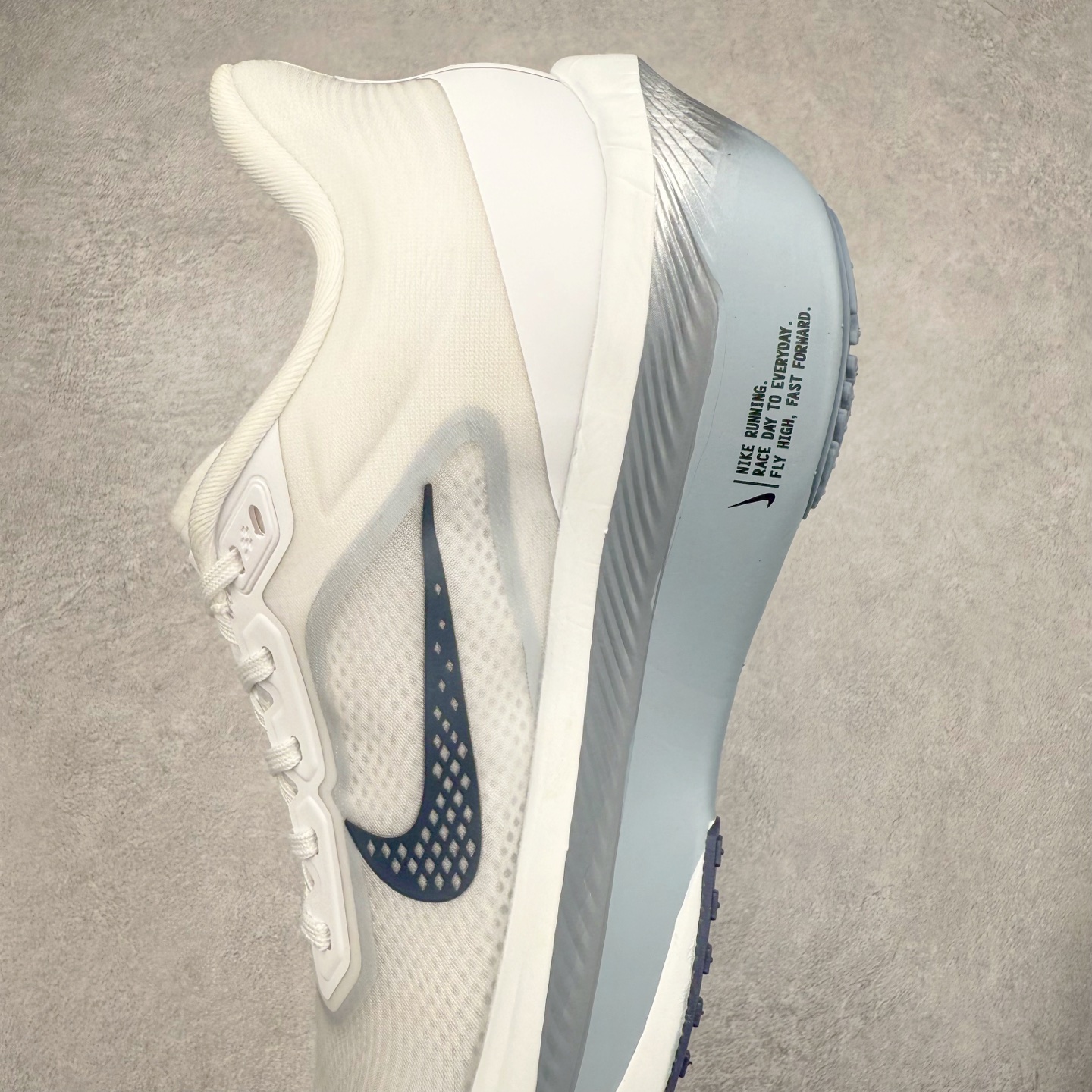 图片[7]-NK ZoomX Invincible Run Flyknit 6 轻量跑鞋 飞织低帮休闲运动慢跑鞋 厚底增高 老爹鞋 此鞋专为短跑运动员而生 是为 5 至 10 公里距离的赛事和训练打造 整体设计采用流线型的轻质工程网眼材质构成鞋面 并与其他 Running 旗舰鞋款同样搭载全脚掌 ZoomX 缓冲中底 搭配 Pebax 物料与橡胶外底 ZoomX StreakFly 首发配色以Prototype呈现 其灵感是来自开发期间的磨损测试 透过编号的标记与内侧的预期跑步距离突出研发过程 货号： FN8455-104 尺码：36 36.5 37.5 38 38.5 39 40 40.5 41 42 42.5 43 44 45-选品中心