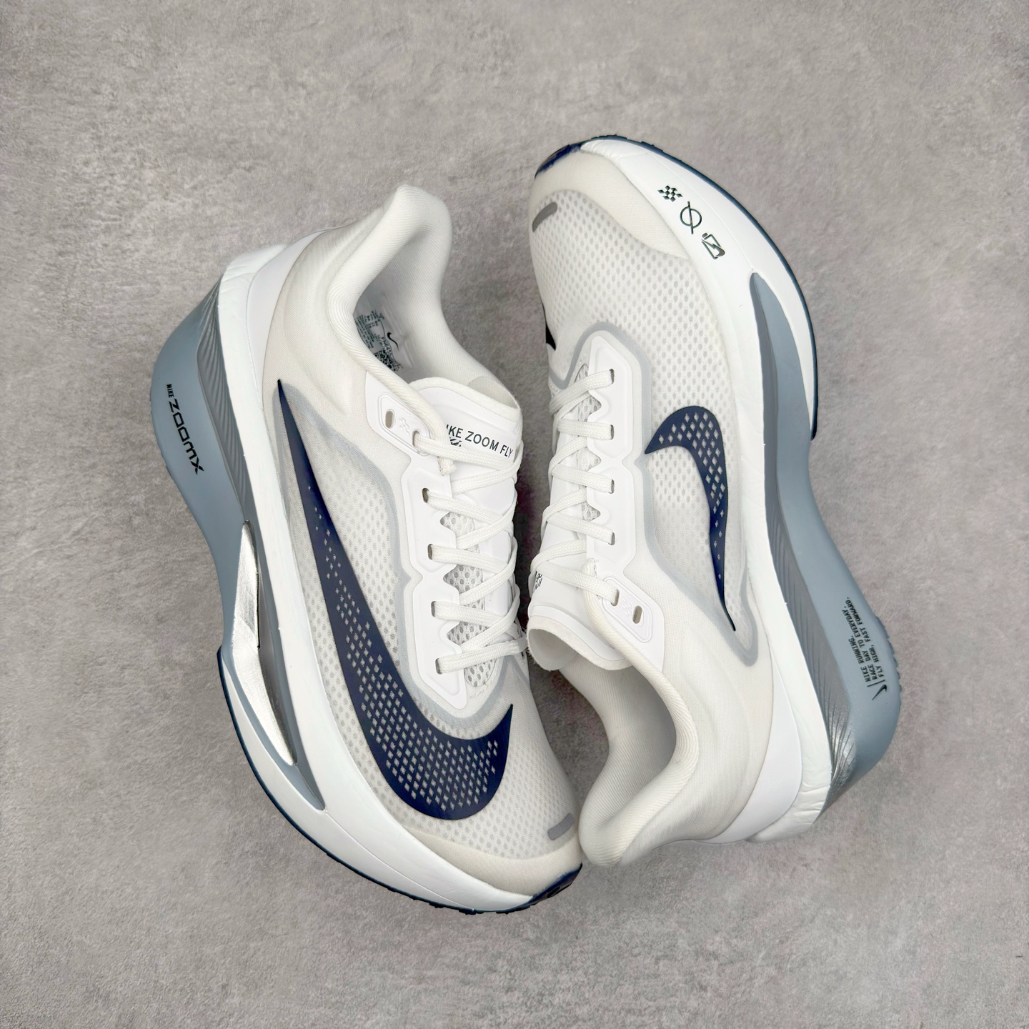 图片[3]-NK ZoomX Invincible Run Flyknit 6 轻量跑鞋 飞织低帮休闲运动慢跑鞋 厚底增高 老爹鞋 此鞋专为短跑运动员而生 是为 5 至 10 公里距离的赛事和训练打造 整体设计采用流线型的轻质工程网眼材质构成鞋面 并与其他 Running 旗舰鞋款同样搭载全脚掌 ZoomX 缓冲中底 搭配 Pebax 物料与橡胶外底 ZoomX StreakFly 首发配色以Prototype呈现 其灵感是来自开发期间的磨损测试 透过编号的标记与内侧的预期跑步距离突出研发过程 货号： FN8455-104 尺码：36 36.5 37.5 38 38.5 39 40 40.5 41 42 42.5 43 44 45-选品中心