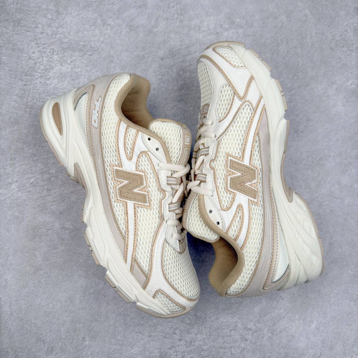 图片[3]-New Balance MR740 NB新百伦系列复古老爹风休闲运动慢跑鞋 采用轻质牛剖革拼接透气网眼衬垫织物鞋面材质 T-Beam大底提供足步弓支撑 保持步态稳定#后跟搭载外露缓震胶 鞋身整体以各种深浅不一的灰色覆盖 鞋头以淡蓝色调装饰，网眼衬垫通过不规律的色块实现做旧的美感 泛黄的鞋底更是进一步增添了复古气息 尺码：36 37 37.5 38 38.5 39.5 40 40.5 41.5 42 42.5 43 44 44.5 45-选品中心