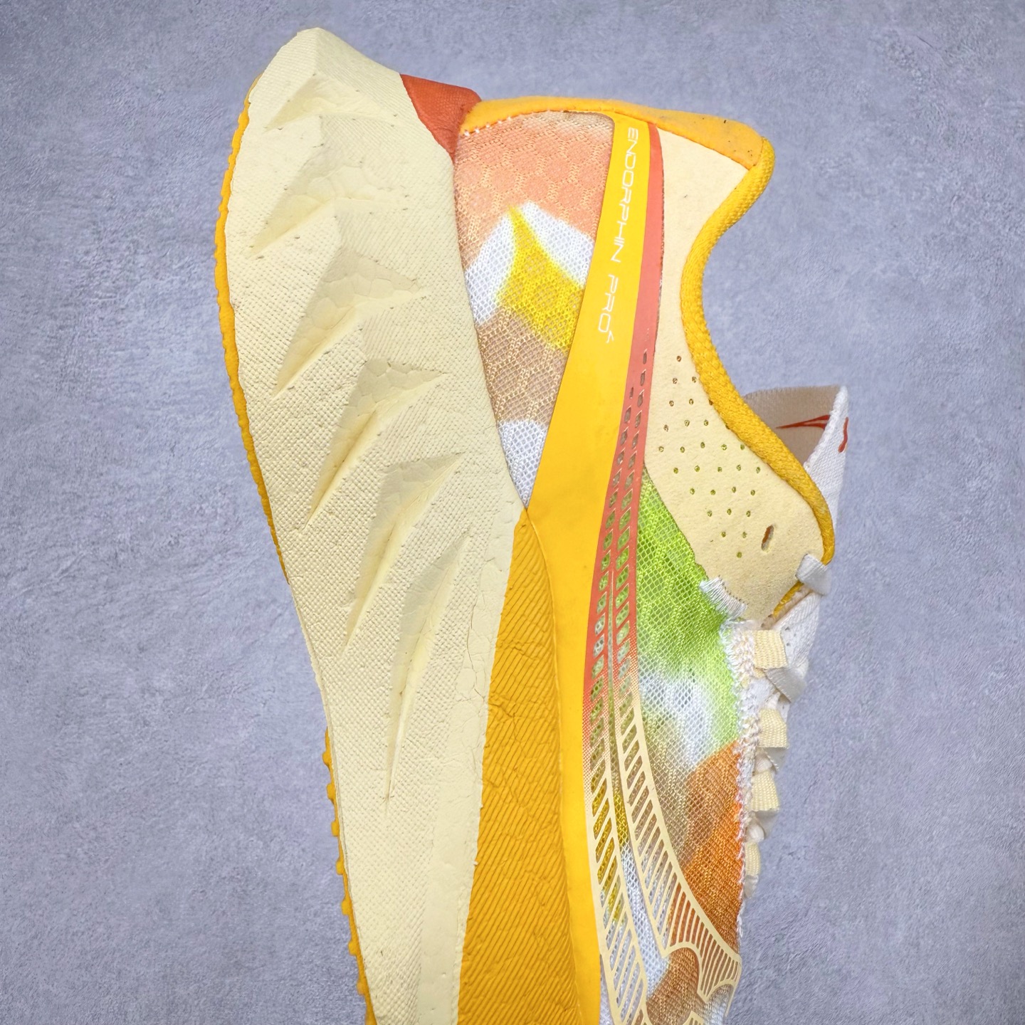 图片[6]-Saucony 索康尼ENDORPHIN Pro 啡速4 男女马拉松运动跑鞋 性能相比前几代再升级：鞋面采用全新升级的工学网设计 贴合脚部更透气 中底部分使用最新的PWRRUN+材质 搭配PWRRUN+鞋垫使中底的大幅加厚 10mm坡差进一步提供缓震、回弹性能 内底则采用了FORMFIT动态适应系统 动态契合脚型 提升包裹性和舒适性 提供更卓越的动态回馈体验 XT-900橡胶大底 可提供良好的抓地力和较强抗磨性能 尺码：36 36.5 37.5 38 38.5 39 40 40.5 41 42 42.5 43 44 44.5 45-选品中心