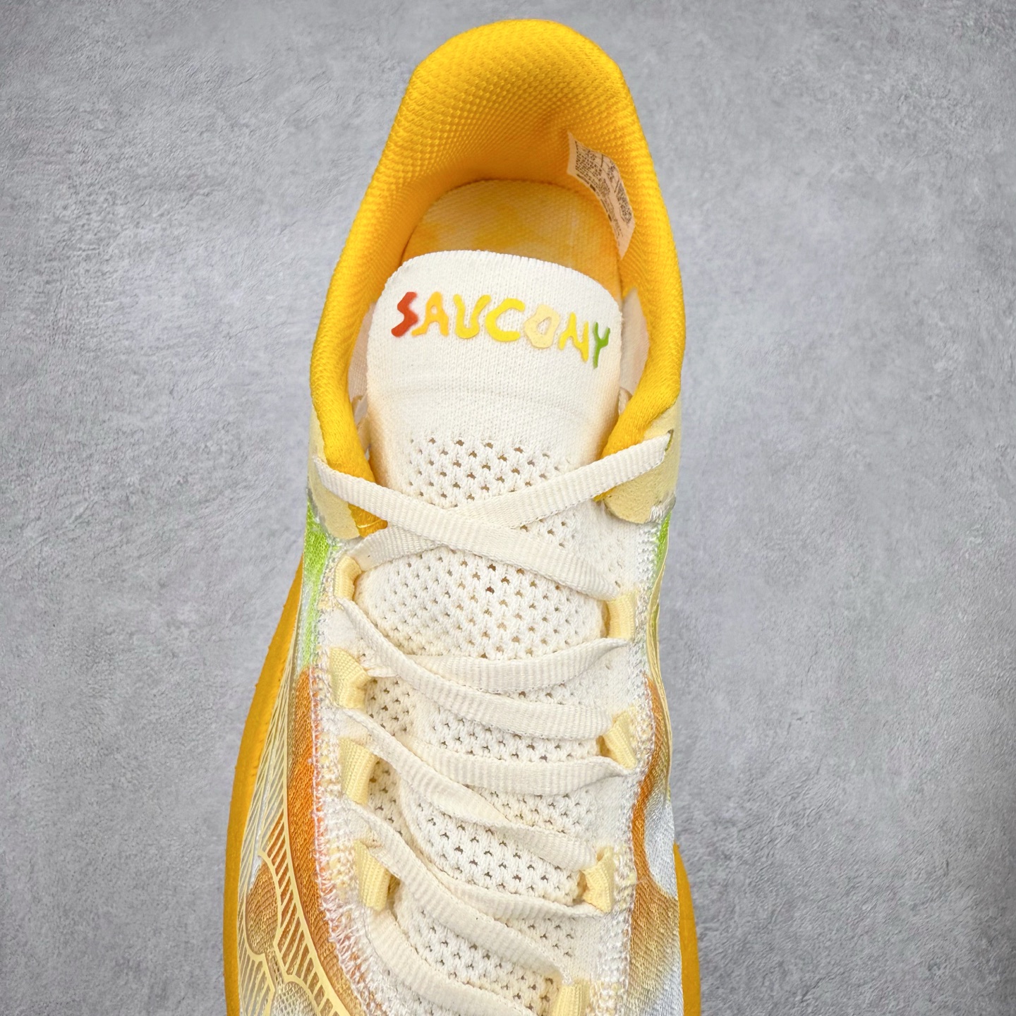 图片[5]-Saucony 索康尼ENDORPHIN Pro 啡速4 男女马拉松运动跑鞋 性能相比前几代再升级：鞋面采用全新升级的工学网设计 贴合脚部更透气 中底部分使用最新的PWRRUN+材质 搭配PWRRUN+鞋垫使中底的大幅加厚 10mm坡差进一步提供缓震、回弹性能 内底则采用了FORMFIT动态适应系统 动态契合脚型 提升包裹性和舒适性 提供更卓越的动态回馈体验 XT-900橡胶大底 可提供良好的抓地力和较强抗磨性能 尺码：36 36.5 37.5 38 38.5 39 40 40.5 41 42 42.5 43 44 44.5 45-选品中心