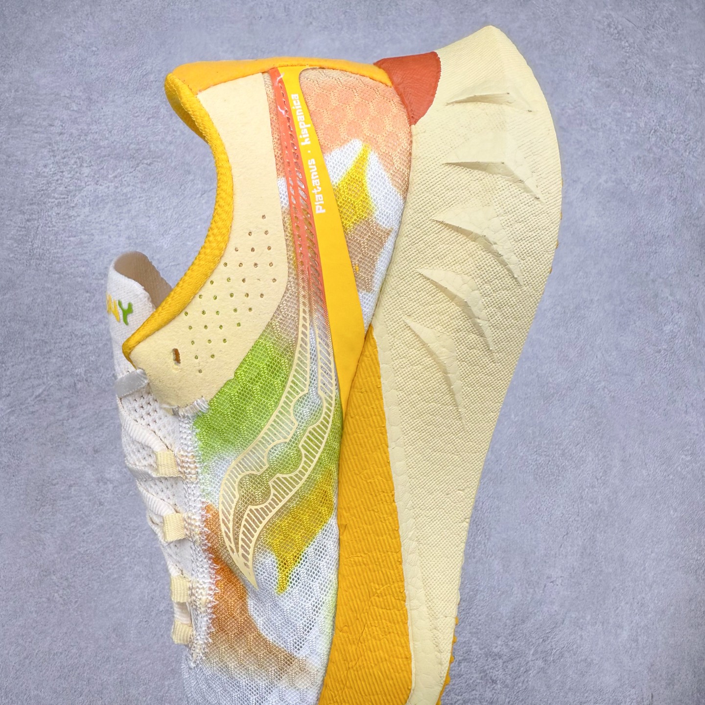 图片[7]-Saucony 索康尼ENDORPHIN Pro 啡速4 男女马拉松运动跑鞋 性能相比前几代再升级：鞋面采用全新升级的工学网设计 贴合脚部更透气 中底部分使用最新的PWRRUN+材质 搭配PWRRUN+鞋垫使中底的大幅加厚 10mm坡差进一步提供缓震、回弹性能 内底则采用了FORMFIT动态适应系统 动态契合脚型 提升包裹性和舒适性 提供更卓越的动态回馈体验 XT-900橡胶大底 可提供良好的抓地力和较强抗磨性能 尺码：36 36.5 37.5 38 38.5 39 40 40.5 41 42 42.5 43 44 44.5 45-选品中心