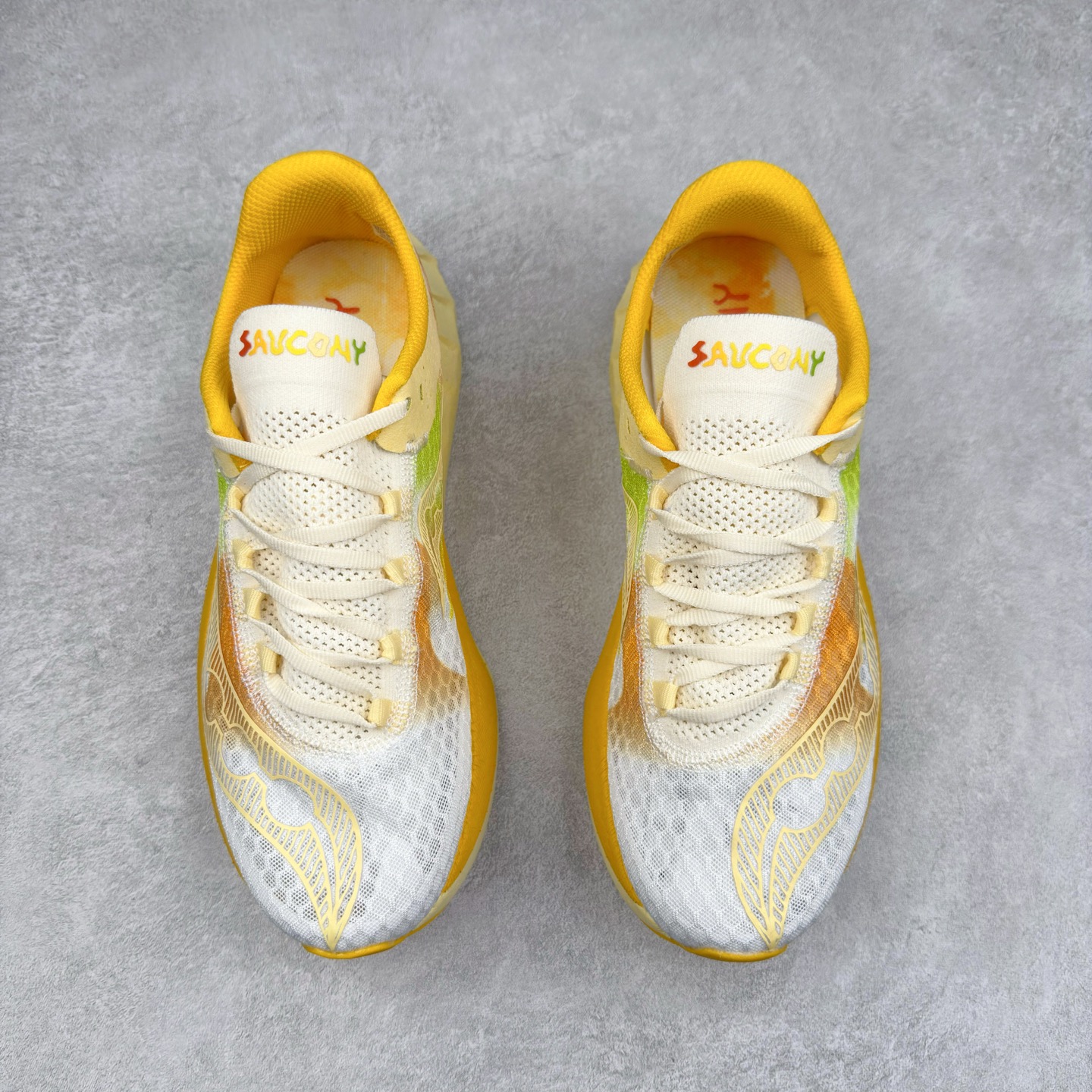 图片[2]-Saucony 索康尼ENDORPHIN Pro 啡速4 男女马拉松运动跑鞋 性能相比前几代再升级：鞋面采用全新升级的工学网设计 贴合脚部更透气 中底部分使用最新的PWRRUN+材质 搭配PWRRUN+鞋垫使中底的大幅加厚 10mm坡差进一步提供缓震、回弹性能 内底则采用了FORMFIT动态适应系统 动态契合脚型 提升包裹性和舒适性 提供更卓越的动态回馈体验 XT-900橡胶大底 可提供良好的抓地力和较强抗磨性能 尺码：36 36.5 37.5 38 38.5 39 40 40.5 41 42 42.5 43 44 44.5 45-选品中心