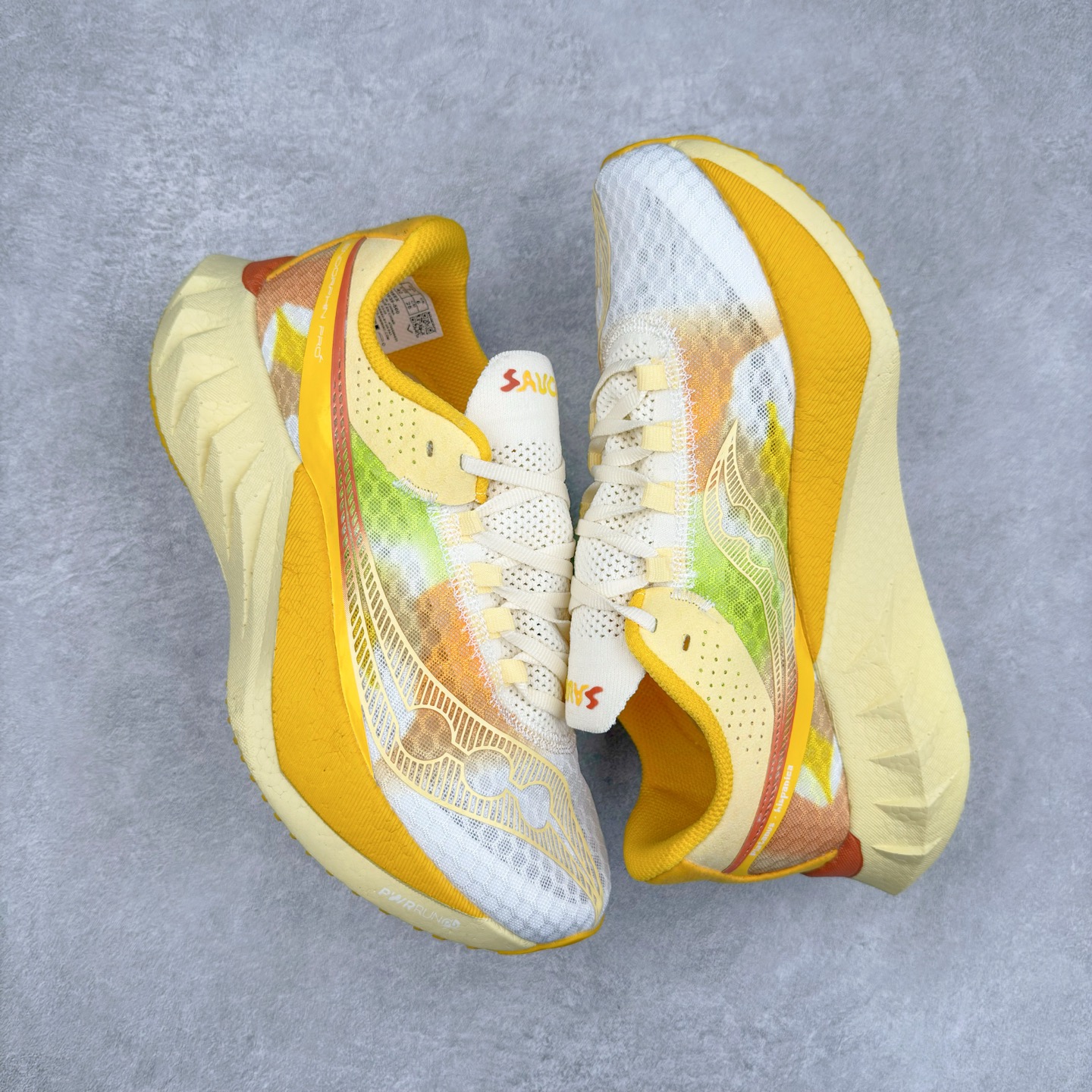 图片[3]-Saucony 索康尼ENDORPHIN Pro 啡速4 男女马拉松运动跑鞋 性能相比前几代再升级：鞋面采用全新升级的工学网设计 贴合脚部更透气 中底部分使用最新的PWRRUN+材质 搭配PWRRUN+鞋垫使中底的大幅加厚 10mm坡差进一步提供缓震、回弹性能 内底则采用了FORMFIT动态适应系统 动态契合脚型 提升包裹性和舒适性 提供更卓越的动态回馈体验 XT-900橡胶大底 可提供良好的抓地力和较强抗磨性能 尺码：36 36.5 37.5 38 38.5 39 40 40.5 41 42 42.5 43 44 44.5 45-选品中心