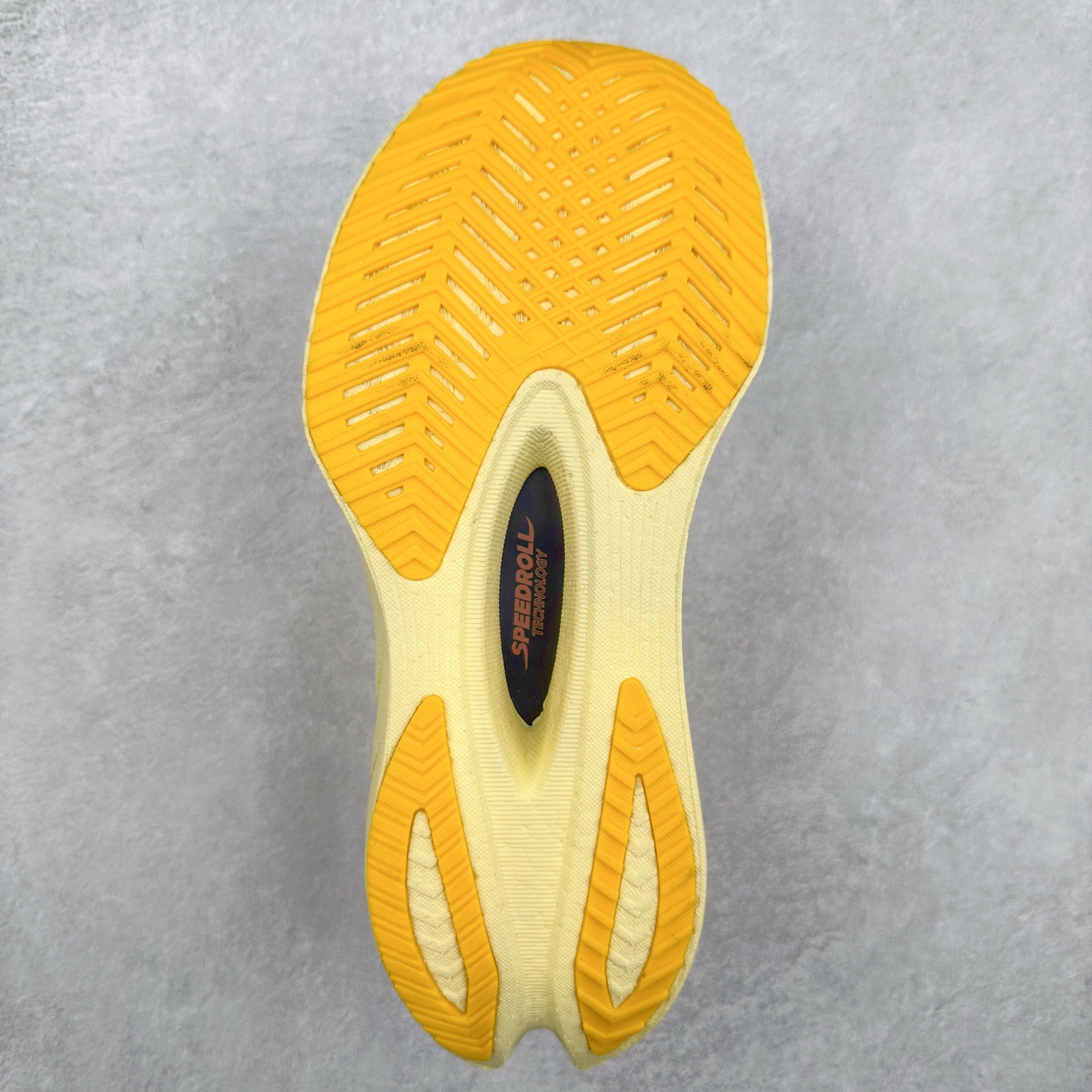 图片[9]-Saucony 索康尼ENDORPHIN Pro 啡速4 男女马拉松运动跑鞋 性能相比前几代再升级：鞋面采用全新升级的工学网设计 贴合脚部更透气 中底部分使用最新的PWRRUN+材质 搭配PWRRUN+鞋垫使中底的大幅加厚 10mm坡差进一步提供缓震、回弹性能 内底则采用了FORMFIT动态适应系统 动态契合脚型 提升包裹性和舒适性 提供更卓越的动态回馈体验 XT-900橡胶大底 可提供良好的抓地力和较强抗磨性能 尺码：36 36.5 37.5 38 38.5 39 40 40.5 41 42 42.5 43 44 44.5 45-选品中心