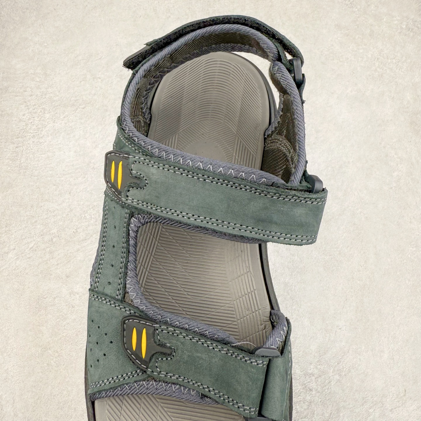 图片[5]-ECCO爱步运动凉鞋男款牛皮舒适沙滩凉鞋 越野系列 便捷魔术贴设计，可自由调节松紧，方便穿脱 鞋面采用ECCO家族工艺牛皮 纹理自然，细腻柔软 橡胶大底，抓地力强，具有良好的耐磨性 感受自然的生命力 追寻户外的热烈与自由 踩出轻盈步调 尺码：38 39 40 41 42 43 44 45（皮鞋码）-选品中心