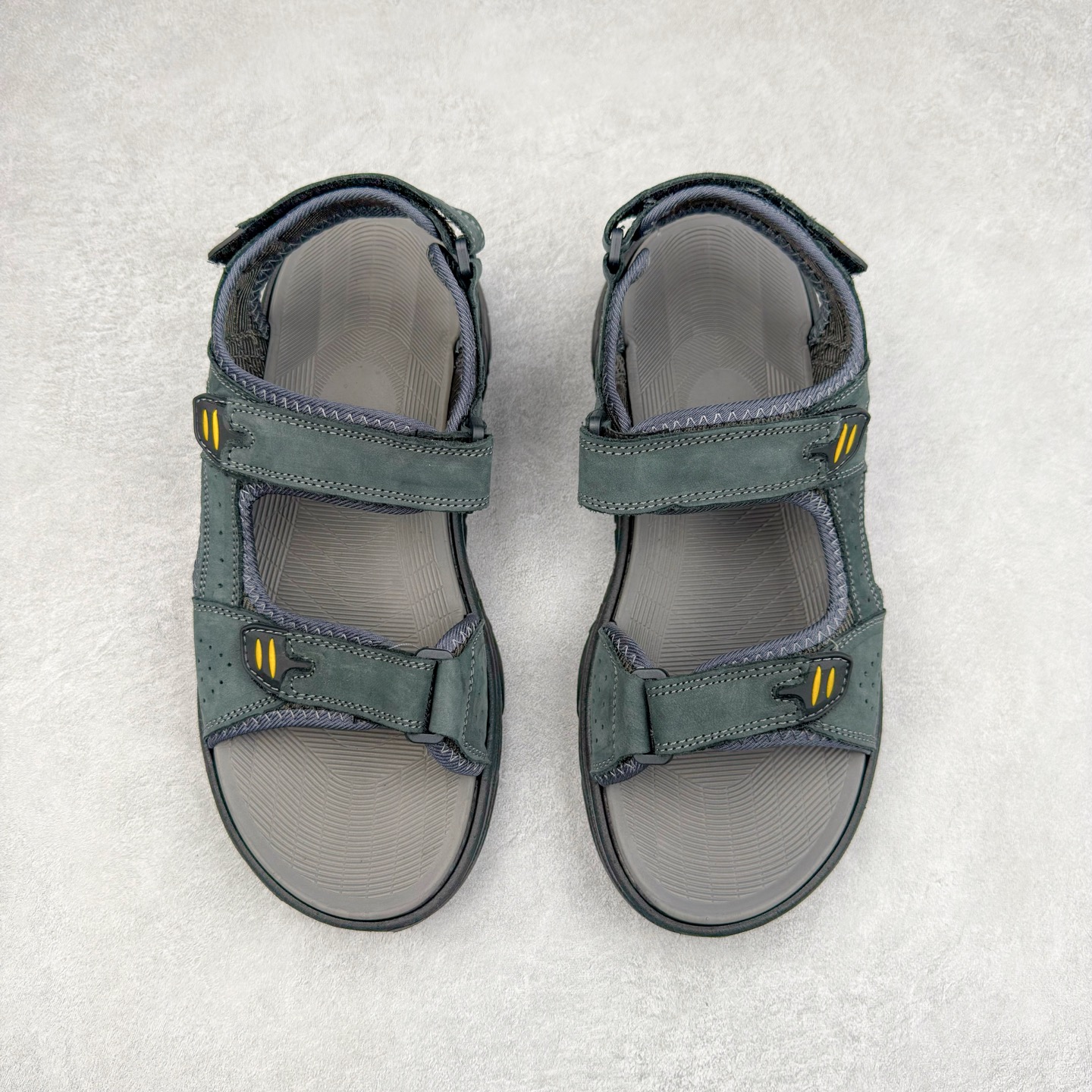 图片[2]-ECCO爱步运动凉鞋男款牛皮舒适沙滩凉鞋 越野系列 便捷魔术贴设计，可自由调节松紧，方便穿脱 鞋面采用ECCO家族工艺牛皮 纹理自然，细腻柔软 橡胶大底，抓地力强，具有良好的耐磨性 感受自然的生命力 追寻户外的热烈与自由 踩出轻盈步调 尺码：38 39 40 41 42 43 44 45（皮鞋码）-选品中心