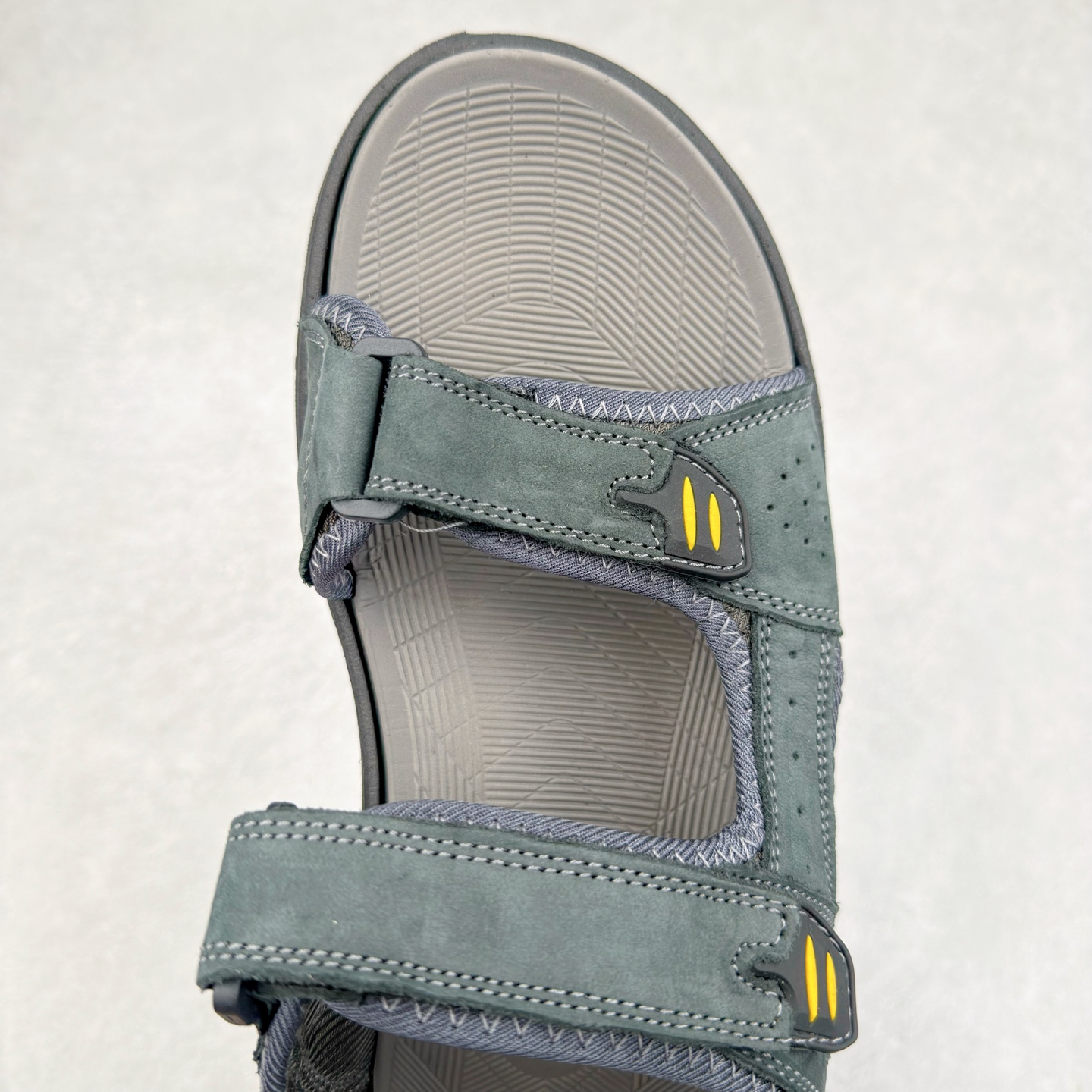 图片[4]-ECCO爱步运动凉鞋男款牛皮舒适沙滩凉鞋 越野系列 便捷魔术贴设计，可自由调节松紧，方便穿脱 鞋面采用ECCO家族工艺牛皮 纹理自然，细腻柔软 橡胶大底，抓地力强，具有良好的耐磨性 感受自然的生命力 追寻户外的热烈与自由 踩出轻盈步调 尺码：38 39 40 41 42 43 44 45（皮鞋码）-选品中心