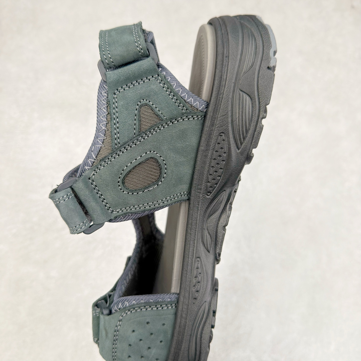 图片[7]-ECCO爱步运动凉鞋男款牛皮舒适沙滩凉鞋 越野系列 便捷魔术贴设计，可自由调节松紧，方便穿脱 鞋面采用ECCO家族工艺牛皮 纹理自然，细腻柔软 橡胶大底，抓地力强，具有良好的耐磨性 感受自然的生命力 追寻户外的热烈与自由 踩出轻盈步调 尺码：38 39 40 41 42 43 44 45（皮鞋码）-选品中心