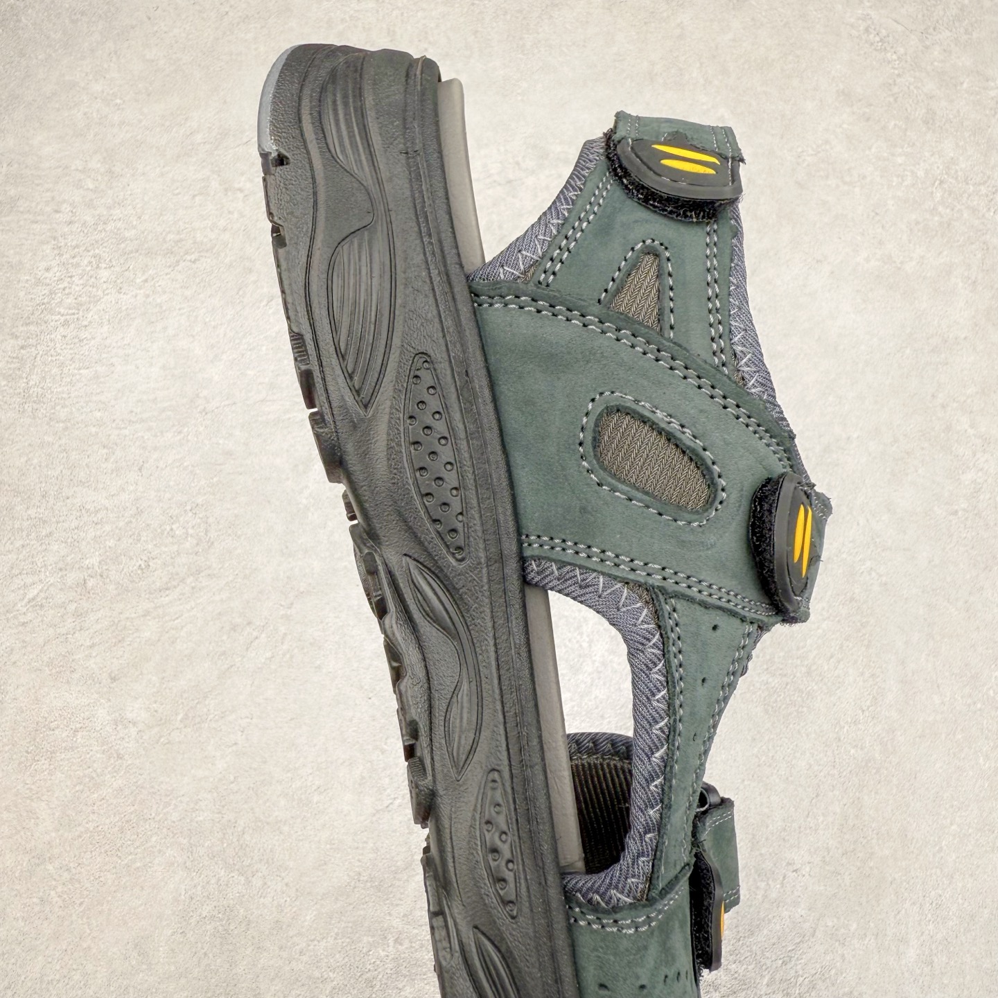 图片[6]-ECCO爱步运动凉鞋男款牛皮舒适沙滩凉鞋 越野系列 便捷魔术贴设计，可自由调节松紧，方便穿脱 鞋面采用ECCO家族工艺牛皮 纹理自然，细腻柔软 橡胶大底，抓地力强，具有良好的耐磨性 感受自然的生命力 追寻户外的热烈与自由 踩出轻盈步调 尺码：38 39 40 41 42 43 44 45（皮鞋码）-选品中心