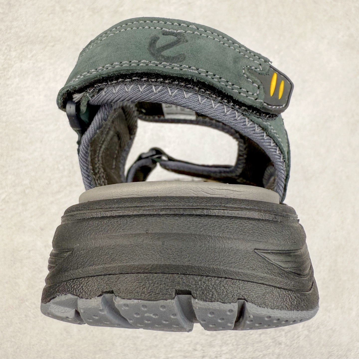 图片[8]-ECCO爱步运动凉鞋男款牛皮舒适沙滩凉鞋 越野系列 便捷魔术贴设计，可自由调节松紧，方便穿脱 鞋面采用ECCO家族工艺牛皮 纹理自然，细腻柔软 橡胶大底，抓地力强，具有良好的耐磨性 感受自然的生命力 追寻户外的热烈与自由 踩出轻盈步调 尺码：38 39 40 41 42 43 44 45（皮鞋码）-选品中心