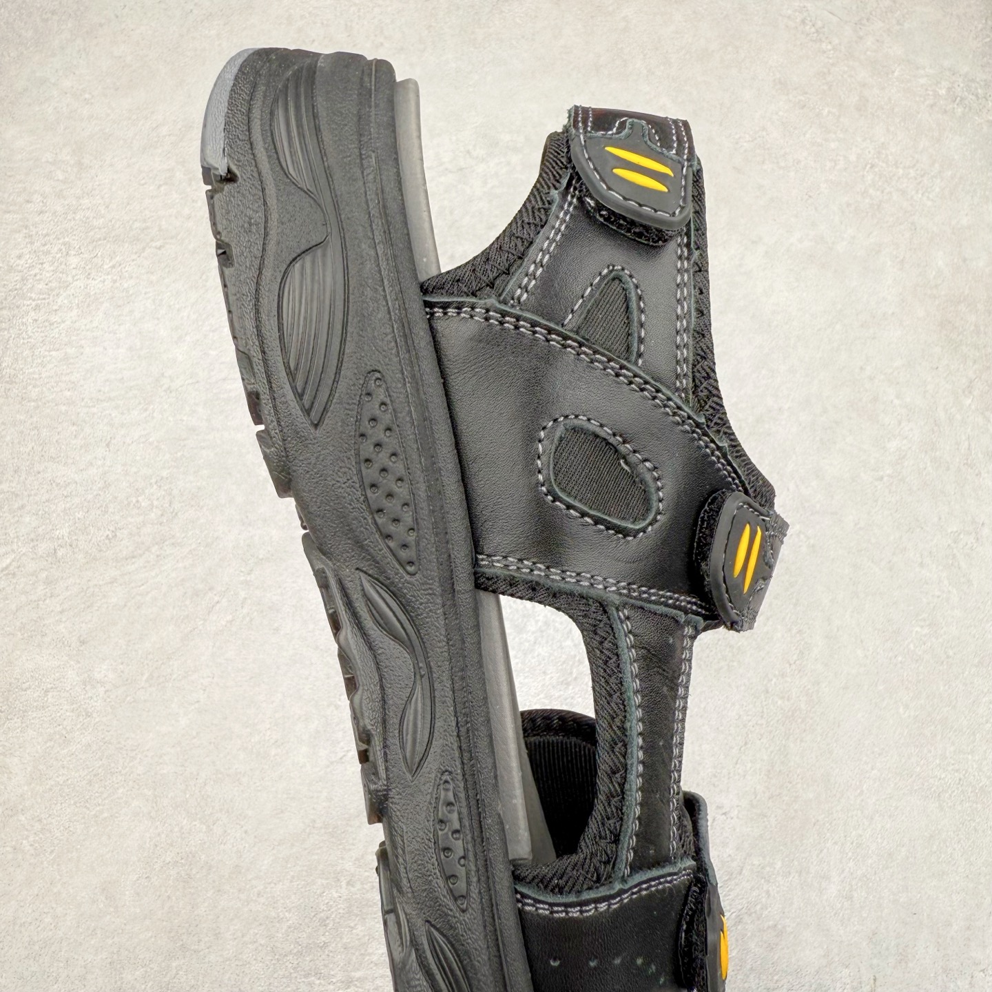 图片[6]-ECCO爱步运动凉鞋男款牛皮舒适沙滩凉鞋 越野系列 便捷魔术贴设计，可自由调节松紧，方便穿脱 鞋面采用ECCO家族工艺牛皮 纹理自然，细腻柔软 橡胶大底，抓地力强，具有良好的耐磨性 感受自然的生命力 追寻户外的热烈与自由 踩出轻盈步调 尺码：38 39 40 41 42 43 44 45（皮鞋码）-选品中心