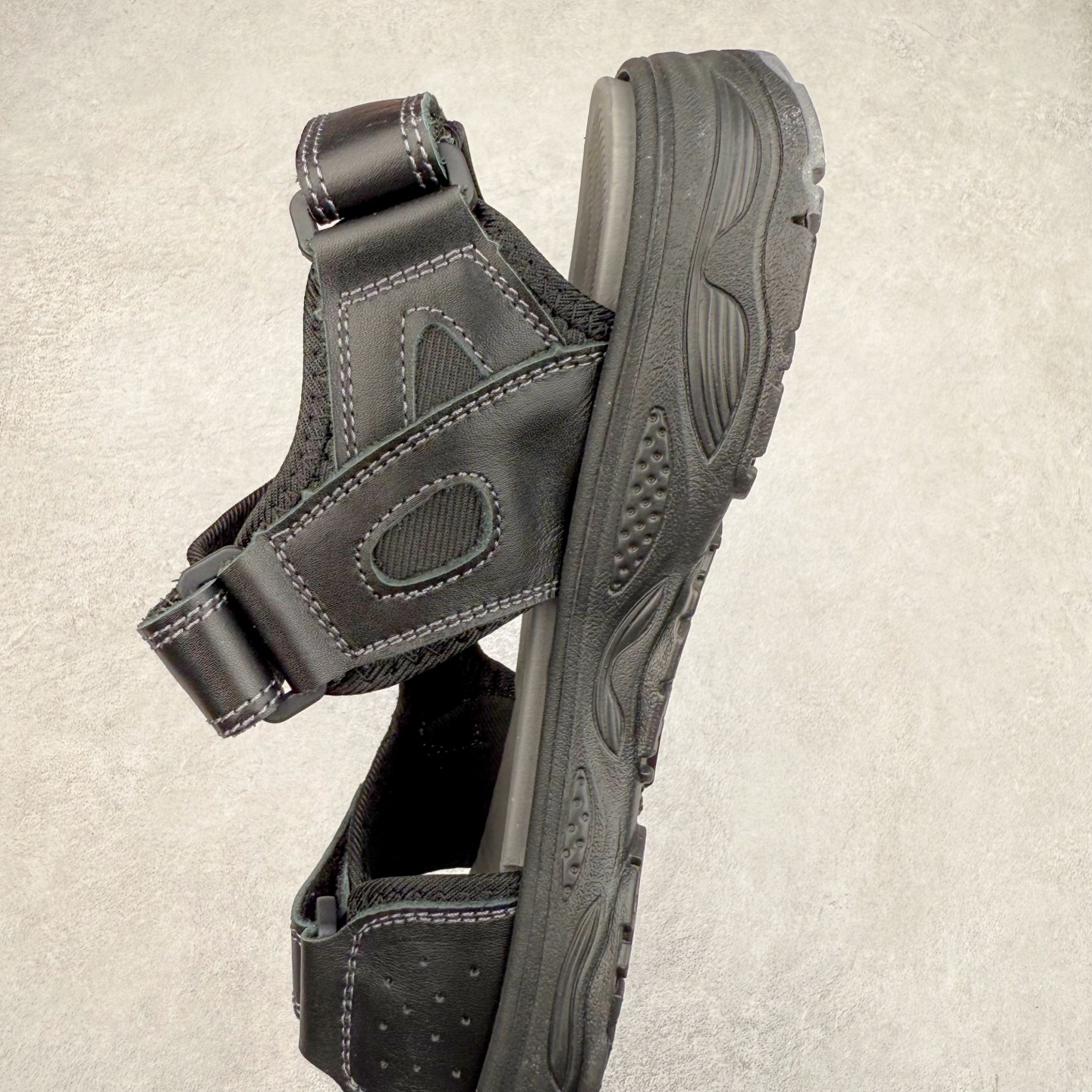 图片[7]-ECCO爱步运动凉鞋男款牛皮舒适沙滩凉鞋 越野系列 便捷魔术贴设计，可自由调节松紧，方便穿脱 鞋面采用ECCO家族工艺牛皮 纹理自然，细腻柔软 橡胶大底，抓地力强，具有良好的耐磨性 感受自然的生命力 追寻户外的热烈与自由 踩出轻盈步调 尺码：38 39 40 41 42 43 44 45（皮鞋码）-选品中心