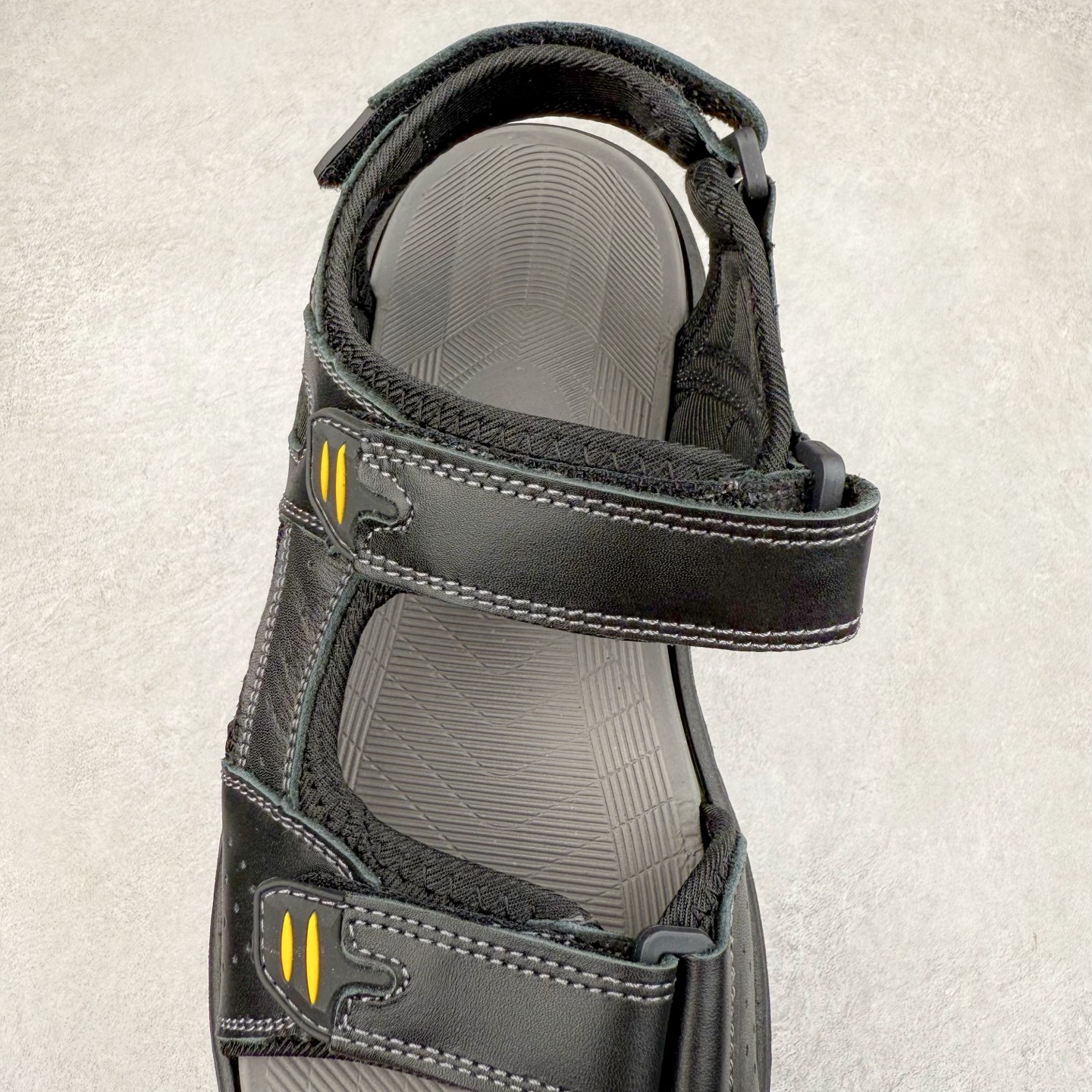 图片[5]-ECCO爱步运动凉鞋男款牛皮舒适沙滩凉鞋 越野系列 便捷魔术贴设计，可自由调节松紧，方便穿脱 鞋面采用ECCO家族工艺牛皮 纹理自然，细腻柔软 橡胶大底，抓地力强，具有良好的耐磨性 感受自然的生命力 追寻户外的热烈与自由 踩出轻盈步调 尺码：38 39 40 41 42 43 44 45（皮鞋码）-选品中心