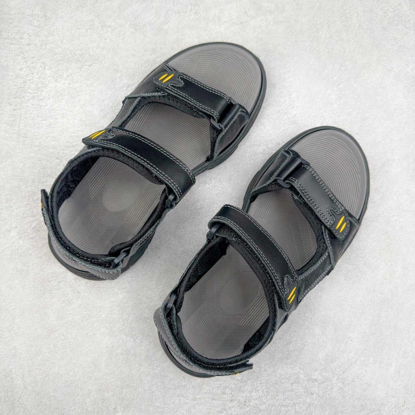 图片[3]-ECCO爱步运动凉鞋男款牛皮舒适沙滩凉鞋 越野系列 便捷魔术贴设计，可自由调节松紧，方便穿脱 鞋面采用ECCO家族工艺牛皮 纹理自然，细腻柔软 橡胶大底，抓地力强，具有良好的耐磨性 感受自然的生命力 追寻户外的热烈与自由 踩出轻盈步调 尺码：38 39 40 41 42 43 44 45（皮鞋码）-选品中心