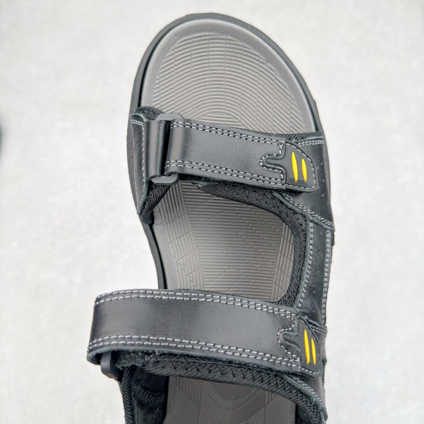 图片[4]-ECCO爱步运动凉鞋男款牛皮舒适沙滩凉鞋 越野系列 便捷魔术贴设计，可自由调节松紧，方便穿脱 鞋面采用ECCO家族工艺牛皮 纹理自然，细腻柔软 橡胶大底，抓地力强，具有良好的耐磨性 感受自然的生命力 追寻户外的热烈与自由 踩出轻盈步调 尺码：38 39 40 41 42 43 44 45（皮鞋码）-选品中心