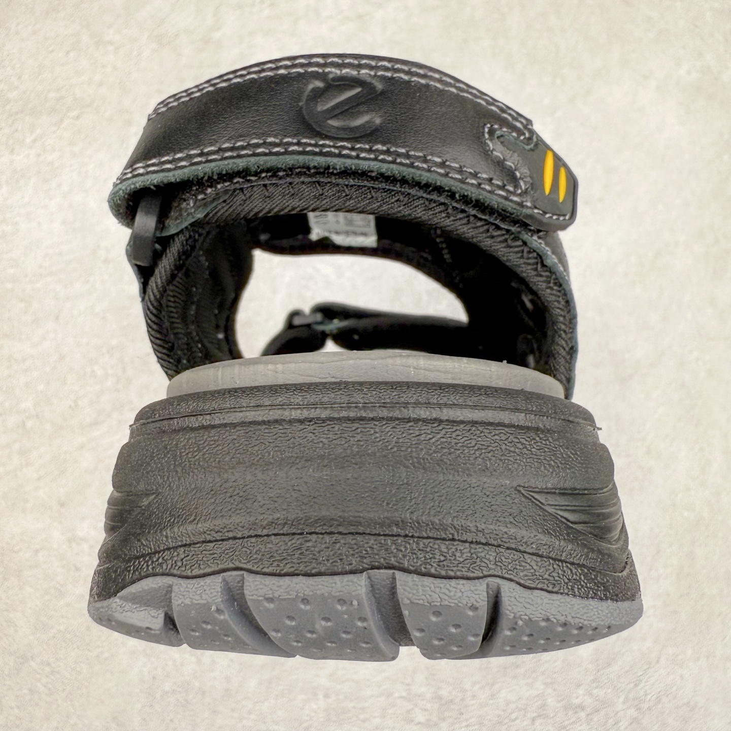 图片[8]-ECCO爱步运动凉鞋男款牛皮舒适沙滩凉鞋 越野系列 便捷魔术贴设计，可自由调节松紧，方便穿脱 鞋面采用ECCO家族工艺牛皮 纹理自然，细腻柔软 橡胶大底，抓地力强，具有良好的耐磨性 感受自然的生命力 追寻户外的热烈与自由 踩出轻盈步调 尺码：38 39 40 41 42 43 44 45（皮鞋码）-选品中心