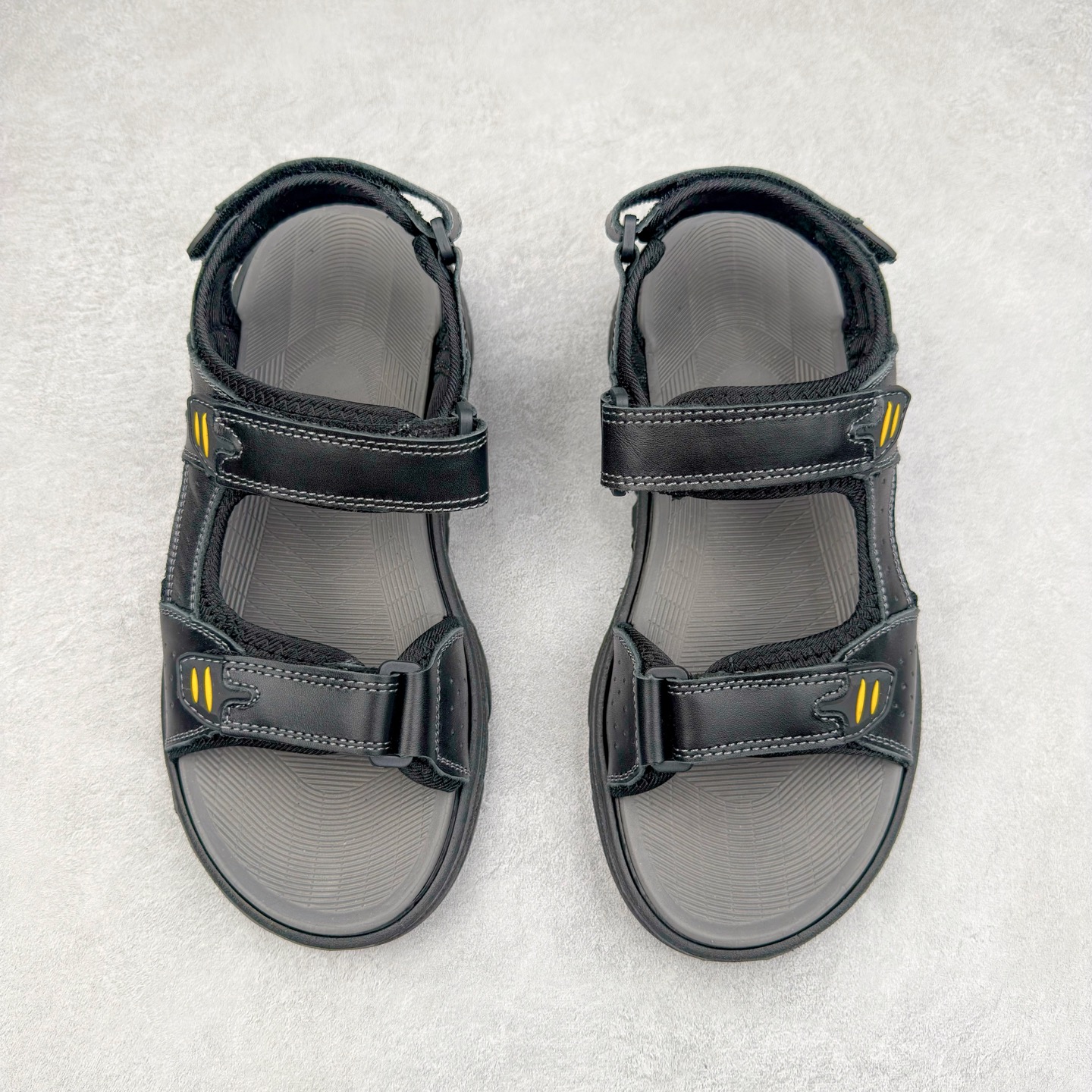 图片[2]-ECCO爱步运动凉鞋男款牛皮舒适沙滩凉鞋 越野系列 便捷魔术贴设计，可自由调节松紧，方便穿脱 鞋面采用ECCO家族工艺牛皮 纹理自然，细腻柔软 橡胶大底，抓地力强，具有良好的耐磨性 感受自然的生命力 追寻户外的热烈与自由 踩出轻盈步调 尺码：38 39 40 41 42 43 44 45（皮鞋码）-选品中心