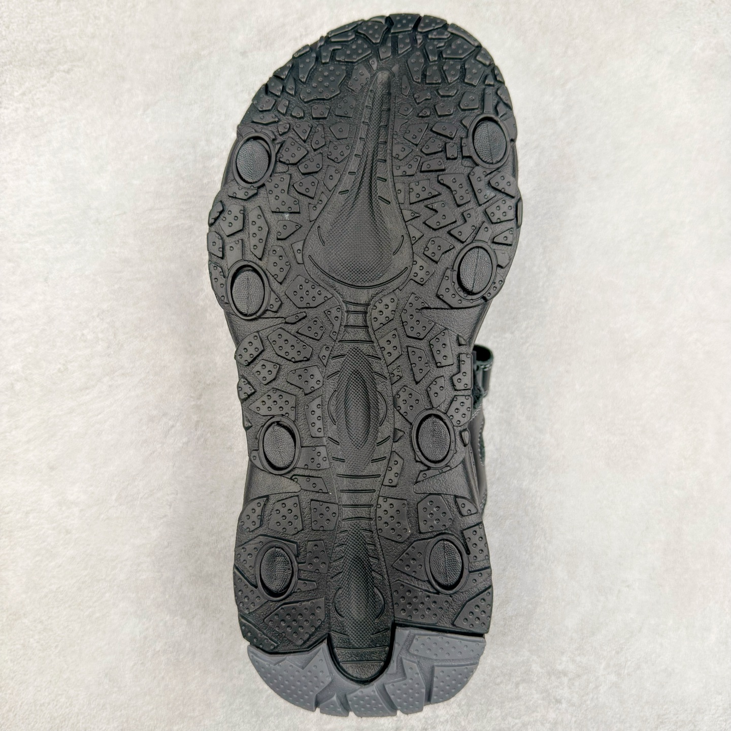 图片[9]-ECCO爱步运动凉鞋男款牛皮舒适沙滩凉鞋 越野系列 便捷魔术贴设计，可自由调节松紧，方便穿脱 鞋面采用ECCO家族工艺牛皮 纹理自然，细腻柔软 橡胶大底，抓地力强，具有良好的耐磨性 感受自然的生命力 追寻户外的热烈与自由 踩出轻盈步调 尺码：38 39 40 41 42 43 44 45（皮鞋码）-选品中心