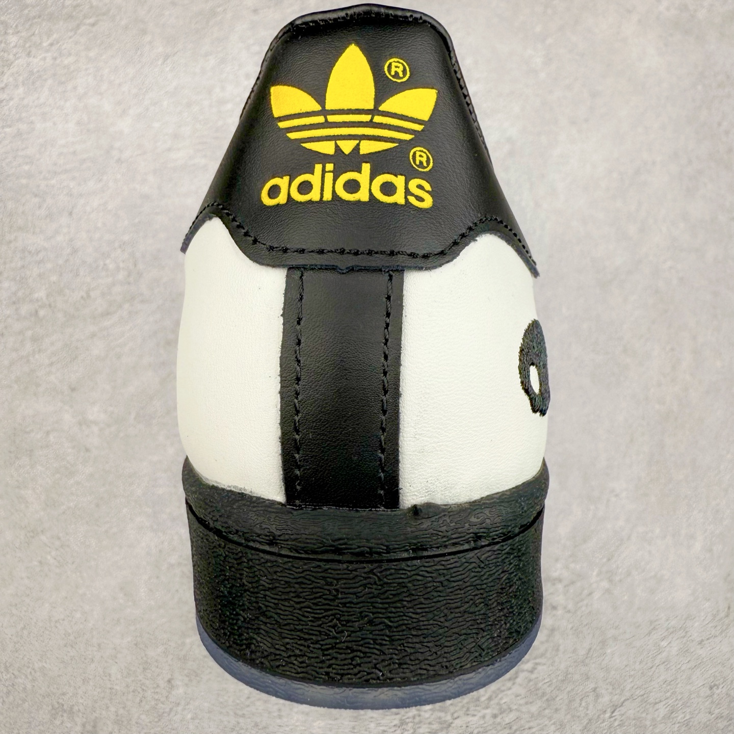 图片[8]-AD Originals Superstar 经典复古贝壳头板鞋 JQ7418 诞生于1969年 是第一双将全皮面鞋 身与橡胶鞋头结合在一起的低帮篮球鞋 Superstar最开始 是作为高帮篮球鞋Pro Model的低帮版本而出现的 但因为其独特和醒目的橡胶鞋头造型而让大家熟知 被大家形象地称为\\\”shelltoe\\\”贝壳头 在70年代的美国职业篮球场上 接近3/4的NBA球员都将这双Superstar作为场上用鞋 80年代之后 经过不断的改良和发展 Superstar逐渐成为横跨时装、音乐、街头文化、休闲和运动等各大领域的时尚潮鞋 尺码：36 36.5 37 38 38.5 39 40 40.5 41 42 42.5 43 44 44.5 45-选品中心