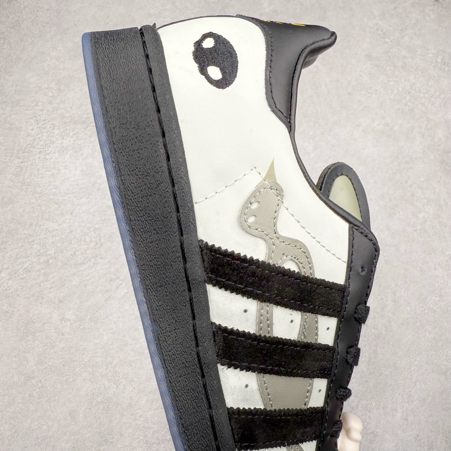 图片[6]-AD Originals Superstar 经典复古贝壳头板鞋 JQ7418 诞生于1969年 是第一双将全皮面鞋 身与橡胶鞋头结合在一起的低帮篮球鞋 Superstar最开始 是作为高帮篮球鞋Pro Model的低帮版本而出现的 但因为其独特和醒目的橡胶鞋头造型而让大家熟知 被大家形象地称为\\\”shelltoe\\\”贝壳头 在70年代的美国职业篮球场上 接近3/4的NBA球员都将这双Superstar作为场上用鞋 80年代之后 经过不断的改良和发展 Superstar逐渐成为横跨时装、音乐、街头文化、休闲和运动等各大领域的时尚潮鞋 尺码：36 36.5 37 38 38.5 39 40 40.5 41 42 42.5 43 44 44.5 45-选品中心