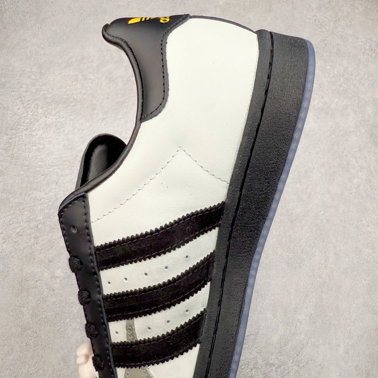 图片[7]-AD Originals Superstar 经典复古贝壳头板鞋 JQ7418 诞生于1969年 是第一双将全皮面鞋 身与橡胶鞋头结合在一起的低帮篮球鞋 Superstar最开始 是作为高帮篮球鞋Pro Model的低帮版本而出现的 但因为其独特和醒目的橡胶鞋头造型而让大家熟知 被大家形象地称为\\\”shelltoe\\\”贝壳头 在70年代的美国职业篮球场上 接近3/4的NBA球员都将这双Superstar作为场上用鞋 80年代之后 经过不断的改良和发展 Superstar逐渐成为横跨时装、音乐、街头文化、休闲和运动等各大领域的时尚潮鞋 尺码：36 36.5 37 38 38.5 39 40 40.5 41 42 42.5 43 44 44.5 45-选品中心