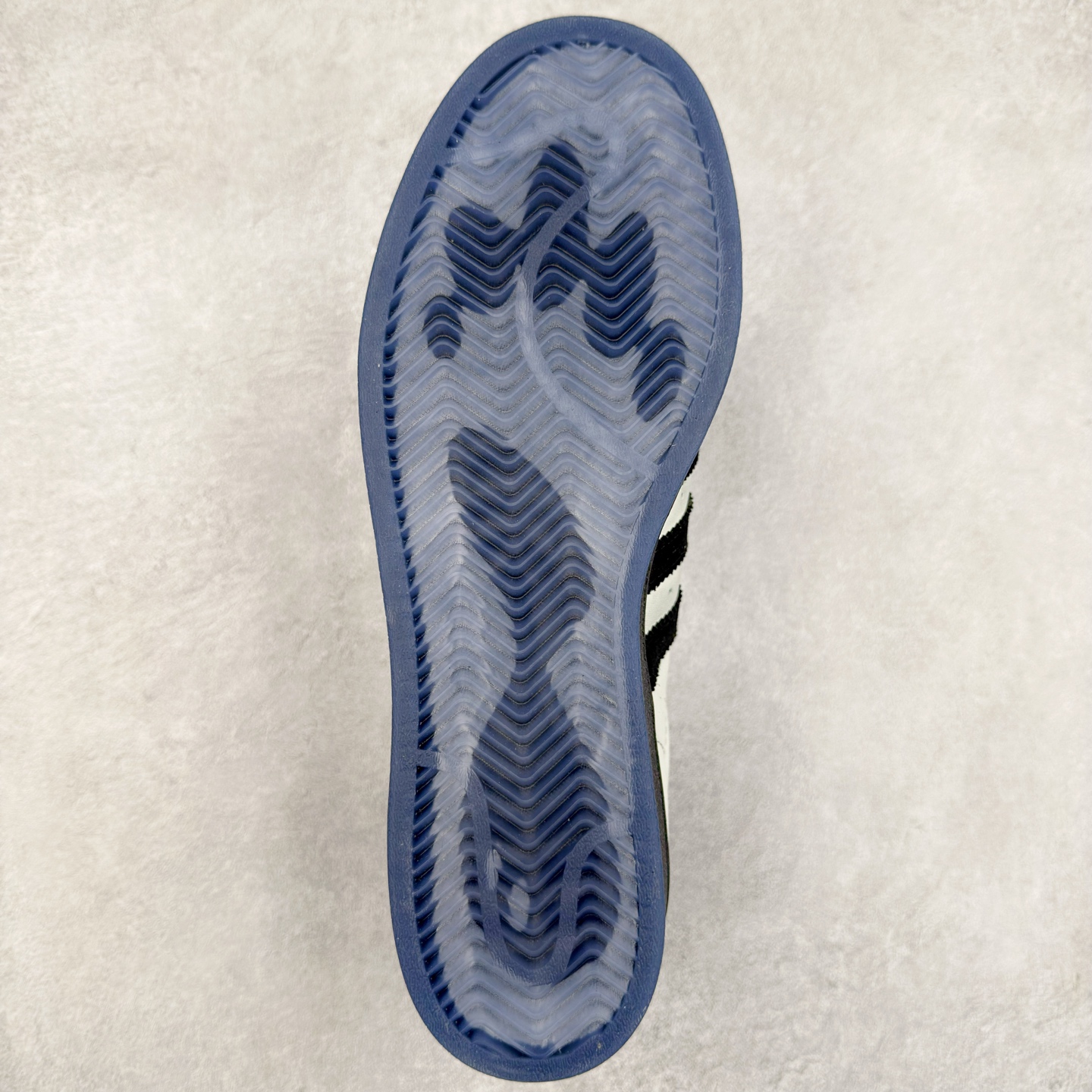 图片[9]-AD Originals Superstar 经典复古贝壳头板鞋 JQ7418 诞生于1969年 是第一双将全皮面鞋 身与橡胶鞋头结合在一起的低帮篮球鞋 Superstar最开始 是作为高帮篮球鞋Pro Model的低帮版本而出现的 但因为其独特和醒目的橡胶鞋头造型而让大家熟知 被大家形象地称为\\\”shelltoe\\\”贝壳头 在70年代的美国职业篮球场上 接近3/4的NBA球员都将这双Superstar作为场上用鞋 80年代之后 经过不断的改良和发展 Superstar逐渐成为横跨时装、音乐、街头文化、休闲和运动等各大领域的时尚潮鞋 尺码：36 36.5 37 38 38.5 39 40 40.5 41 42 42.5 43 44 44.5 45-选品中心