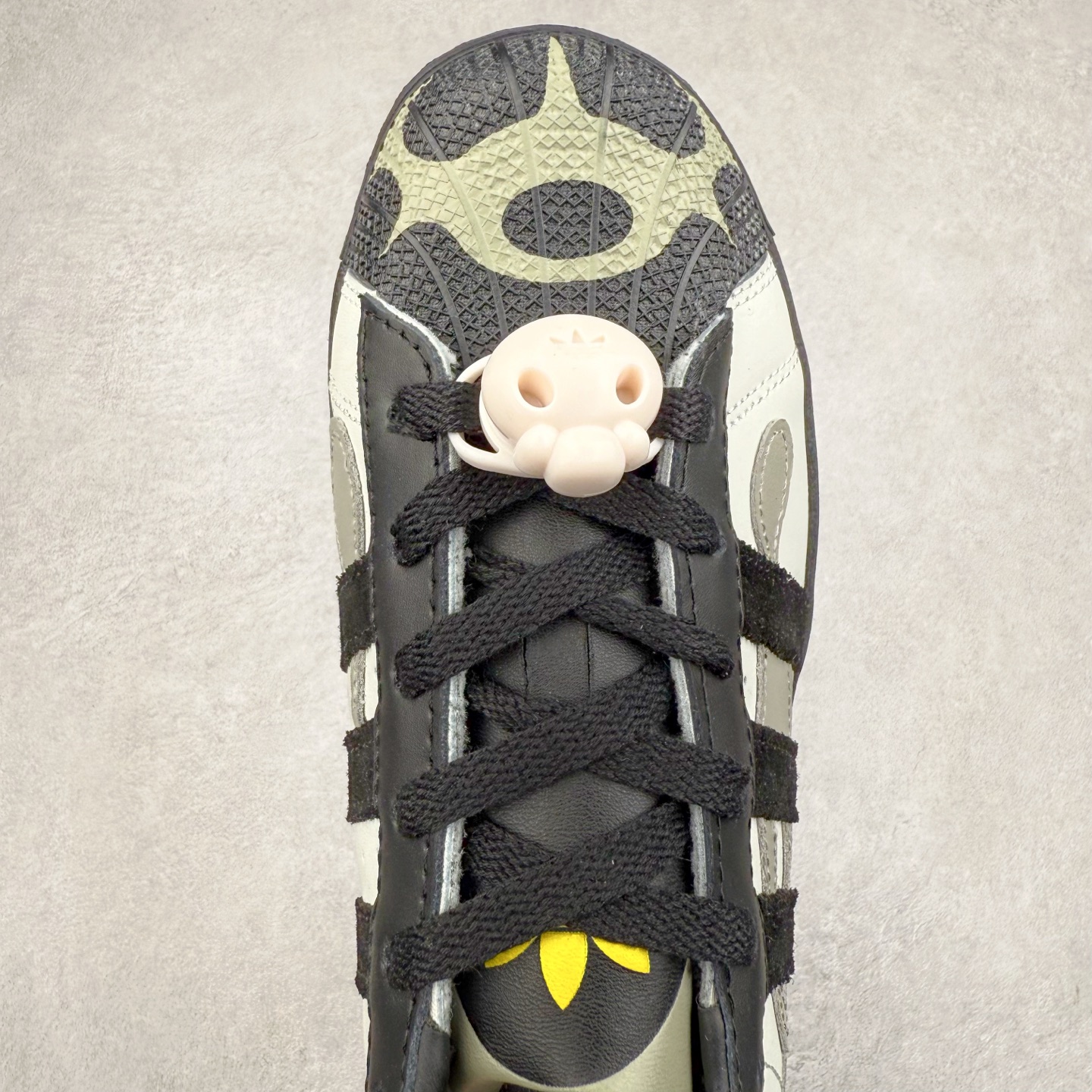 图片[4]-AD Originals Superstar 经典复古贝壳头板鞋 JQ7418 诞生于1969年 是第一双将全皮面鞋 身与橡胶鞋头结合在一起的低帮篮球鞋 Superstar最开始 是作为高帮篮球鞋Pro Model的低帮版本而出现的 但因为其独特和醒目的橡胶鞋头造型而让大家熟知 被大家形象地称为\\\”shelltoe\\\”贝壳头 在70年代的美国职业篮球场上 接近3/4的NBA球员都将这双Superstar作为场上用鞋 80年代之后 经过不断的改良和发展 Superstar逐渐成为横跨时装、音乐、街头文化、休闲和运动等各大领域的时尚潮鞋 尺码：36 36.5 37 38 38.5 39 40 40.5 41 42 42.5 43 44 44.5 45-选品中心