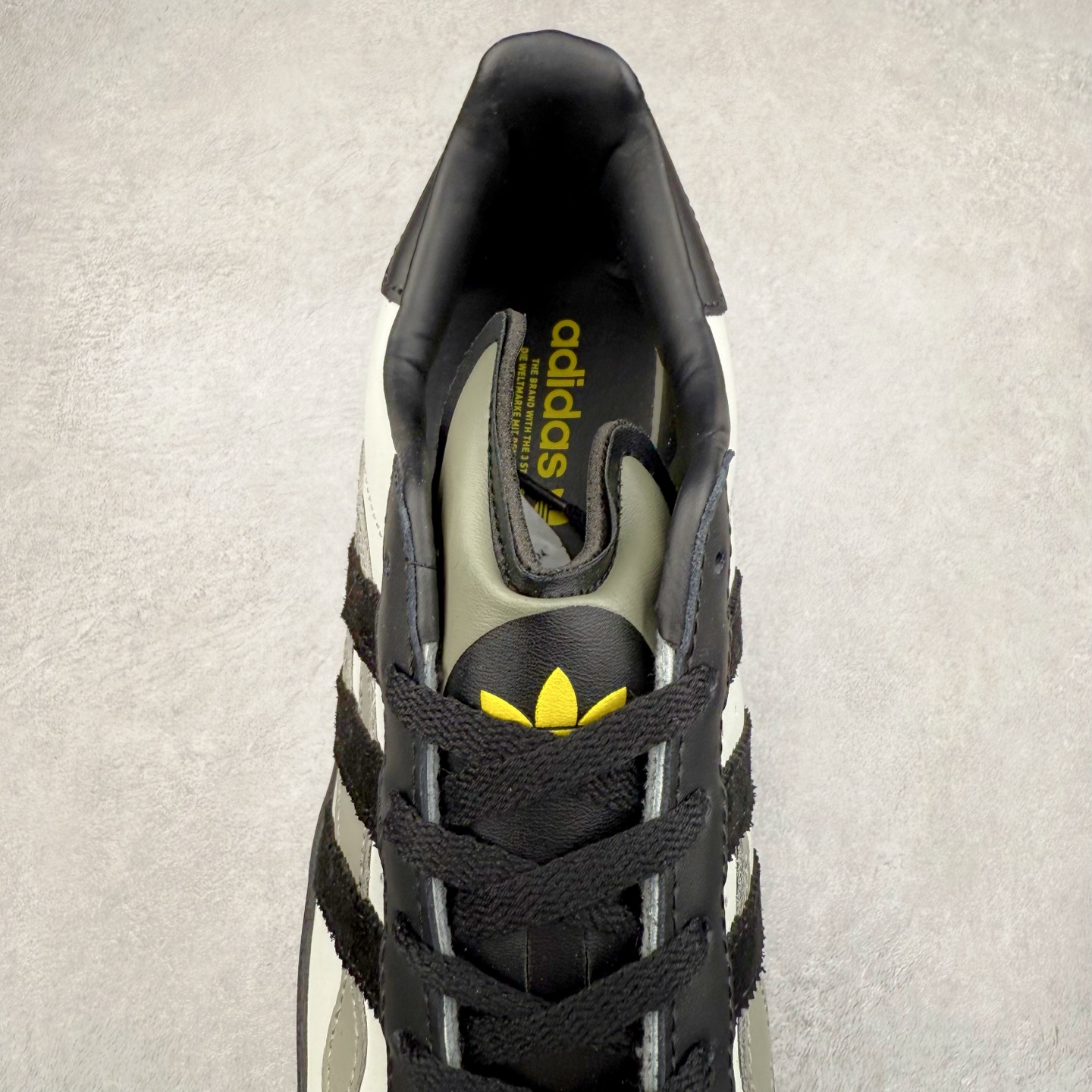 图片[5]-AD Originals Superstar 经典复古贝壳头板鞋 JQ7418 诞生于1969年 是第一双将全皮面鞋 身与橡胶鞋头结合在一起的低帮篮球鞋 Superstar最开始 是作为高帮篮球鞋Pro Model的低帮版本而出现的 但因为其独特和醒目的橡胶鞋头造型而让大家熟知 被大家形象地称为\\\”shelltoe\\\”贝壳头 在70年代的美国职业篮球场上 接近3/4的NBA球员都将这双Superstar作为场上用鞋 80年代之后 经过不断的改良和发展 Superstar逐渐成为横跨时装、音乐、街头文化、休闲和运动等各大领域的时尚潮鞋 尺码：36 36.5 37 38 38.5 39 40 40.5 41 42 42.5 43 44 44.5 45-选品中心