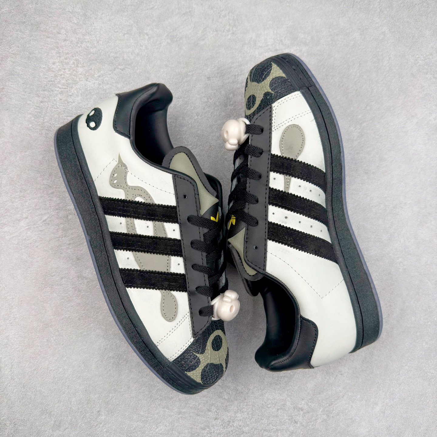 图片[3]-AD Originals Superstar 经典复古贝壳头板鞋 JQ7418 诞生于1969年 是第一双将全皮面鞋 身与橡胶鞋头结合在一起的低帮篮球鞋 Superstar最开始 是作为高帮篮球鞋Pro Model的低帮版本而出现的 但因为其独特和醒目的橡胶鞋头造型而让大家熟知 被大家形象地称为\\\”shelltoe\\\”贝壳头 在70年代的美国职业篮球场上 接近3/4的NBA球员都将这双Superstar作为场上用鞋 80年代之后 经过不断的改良和发展 Superstar逐渐成为横跨时装、音乐、街头文化、休闲和运动等各大领域的时尚潮鞋 尺码：36 36.5 37 38 38.5 39 40 40.5 41 42 42.5 43 44 44.5 45-选品中心