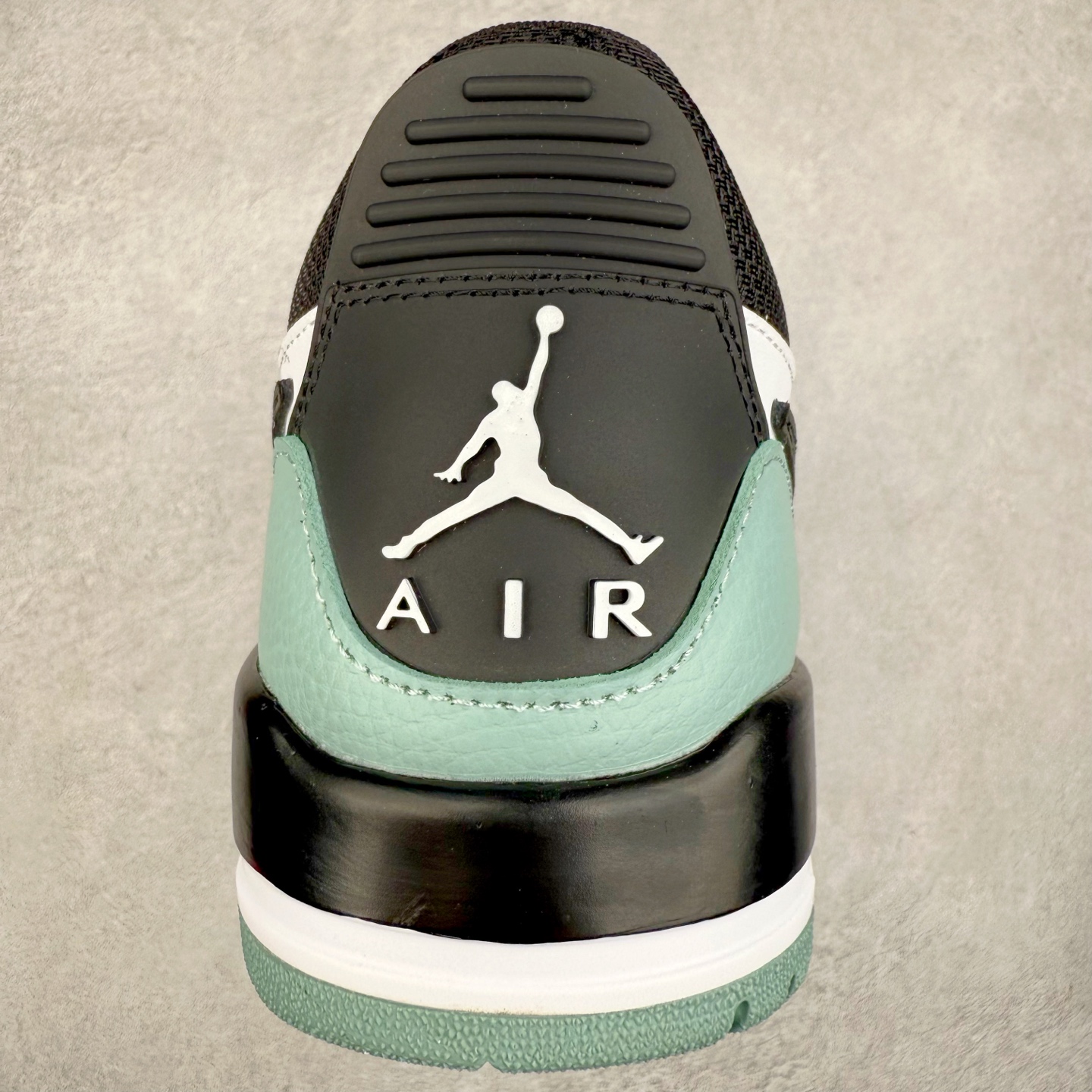 图片[8]-Air Jordan Legacy AJ312 低帮 CD7069-109 鞋身采用了皮革材质打造 横跨鞋面的魔术贴十分吸睛 侧面的Swoosh Logo的一部分被鞋面遮挡了一部分 颇具玩味 魔术贴上标有NK标识 而鞋舌上是Jordan的经典飞翼Logo 后跟和鞋底均采用了Air Jordan 3 的设计 后跟上同样也使用了经典的爆裂纹图案 尺码：36 36.5 37.5 38 38.5 39 40 40.5 41 42 42.5 43 44 44.5 45 46 47.5-选品中心