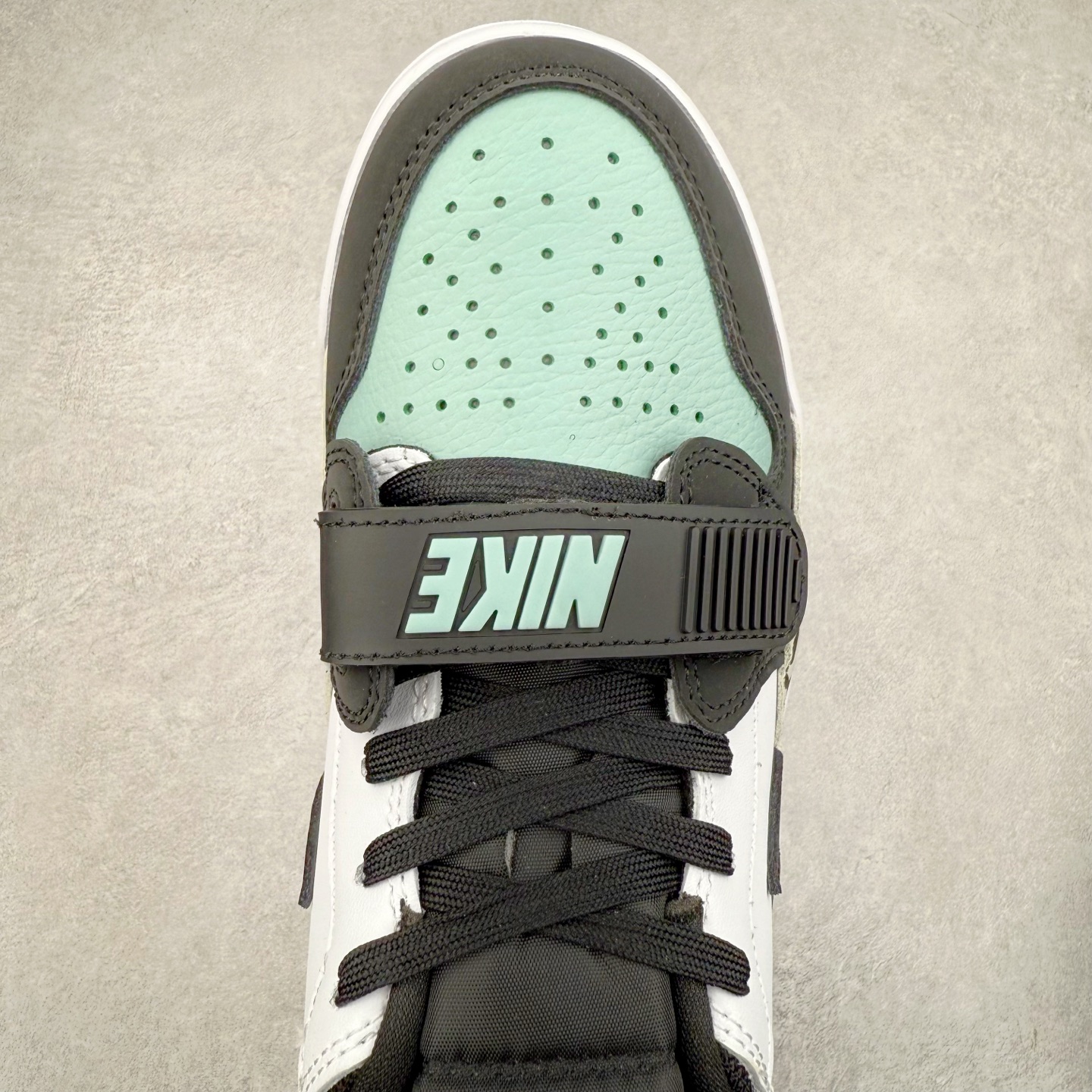 图片[4]-Air Jordan Legacy AJ312 低帮 CD7069-109 鞋身采用了皮革材质打造 横跨鞋面的魔术贴十分吸睛 侧面的Swoosh Logo的一部分被鞋面遮挡了一部分 颇具玩味 魔术贴上标有NK标识 而鞋舌上是Jordan的经典飞翼Logo 后跟和鞋底均采用了Air Jordan 3 的设计 后跟上同样也使用了经典的爆裂纹图案 尺码：36 36.5 37.5 38 38.5 39 40 40.5 41 42 42.5 43 44 44.5 45 46 47.5-选品中心