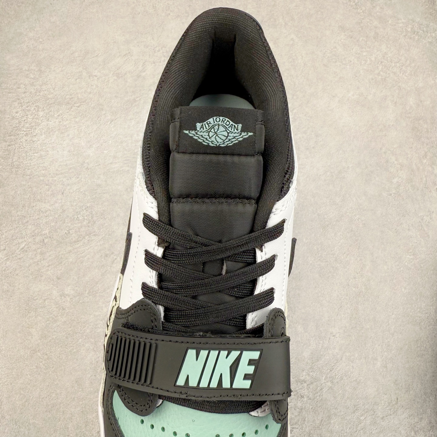 图片[5]-Air Jordan Legacy AJ312 低帮 CD7069-109 鞋身采用了皮革材质打造 横跨鞋面的魔术贴十分吸睛 侧面的Swoosh Logo的一部分被鞋面遮挡了一部分 颇具玩味 魔术贴上标有NK标识 而鞋舌上是Jordan的经典飞翼Logo 后跟和鞋底均采用了Air Jordan 3 的设计 后跟上同样也使用了经典的爆裂纹图案 尺码：36 36.5 37.5 38 38.5 39 40 40.5 41 42 42.5 43 44 44.5 45 46 47.5-选品中心