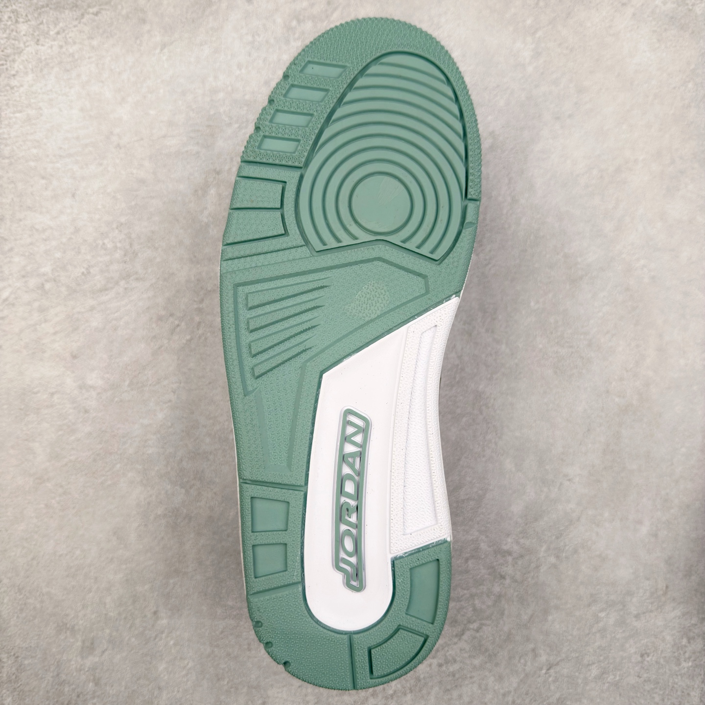 图片[9]-Air Jordan Legacy AJ312 低帮 CD7069-109 鞋身采用了皮革材质打造 横跨鞋面的魔术贴十分吸睛 侧面的Swoosh Logo的一部分被鞋面遮挡了一部分 颇具玩味 魔术贴上标有NK标识 而鞋舌上是Jordan的经典飞翼Logo 后跟和鞋底均采用了Air Jordan 3 的设计 后跟上同样也使用了经典的爆裂纹图案 尺码：36 36.5 37.5 38 38.5 39 40 40.5 41 42 42.5 43 44 44.5 45 46 47.5-选品中心