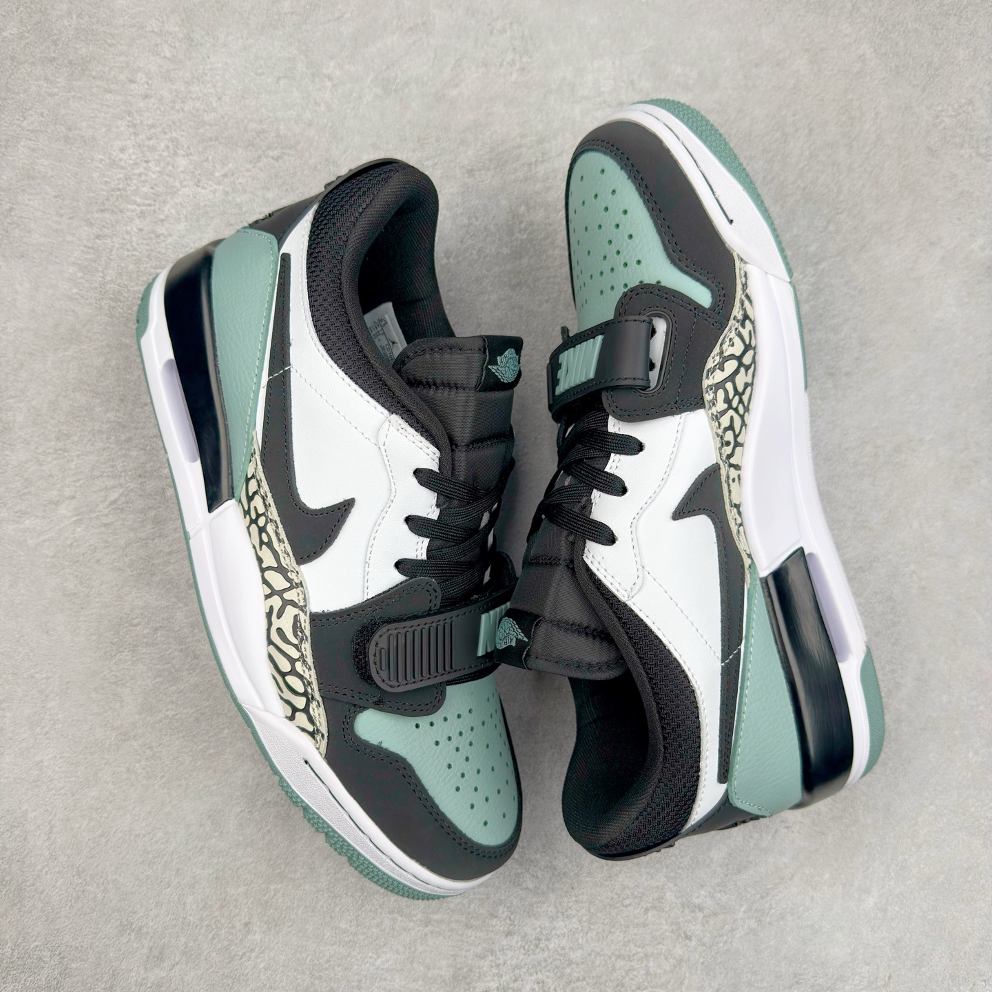 图片[3]-Air Jordan Legacy AJ312 低帮 CD7069-109 鞋身采用了皮革材质打造 横跨鞋面的魔术贴十分吸睛 侧面的Swoosh Logo的一部分被鞋面遮挡了一部分 颇具玩味 魔术贴上标有NK标识 而鞋舌上是Jordan的经典飞翼Logo 后跟和鞋底均采用了Air Jordan 3 的设计 后跟上同样也使用了经典的爆裂纹图案 尺码：36 36.5 37.5 38 38.5 39 40 40.5 41 42 42.5 43 44 44.5 45 46 47.5-选品中心