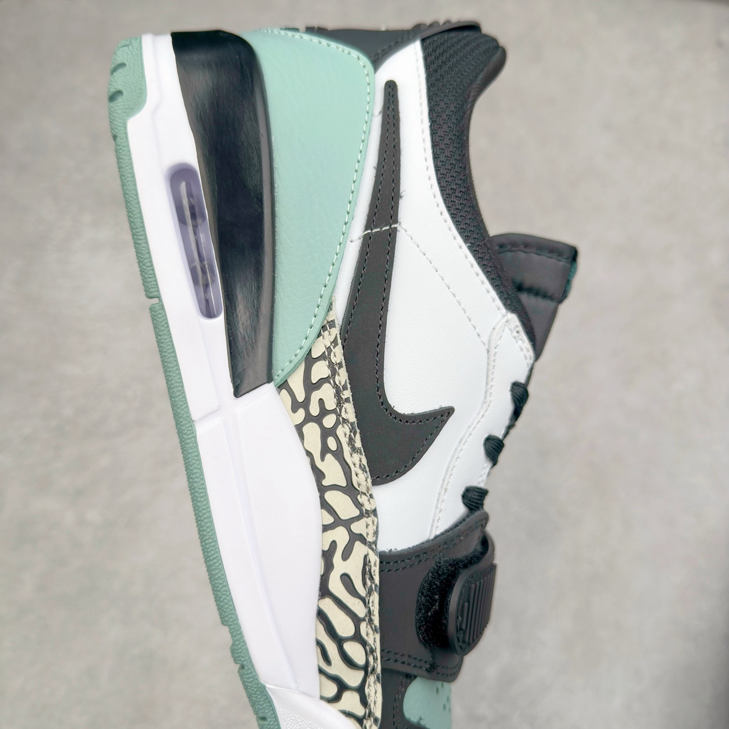 图片[6]-Air Jordan Legacy AJ312 低帮 CD7069-109 鞋身采用了皮革材质打造 横跨鞋面的魔术贴十分吸睛 侧面的Swoosh Logo的一部分被鞋面遮挡了一部分 颇具玩味 魔术贴上标有NK标识 而鞋舌上是Jordan的经典飞翼Logo 后跟和鞋底均采用了Air Jordan 3 的设计 后跟上同样也使用了经典的爆裂纹图案 尺码：36 36.5 37.5 38 38.5 39 40 40.5 41 42 42.5 43 44 44.5 45 46 47.5-选品中心