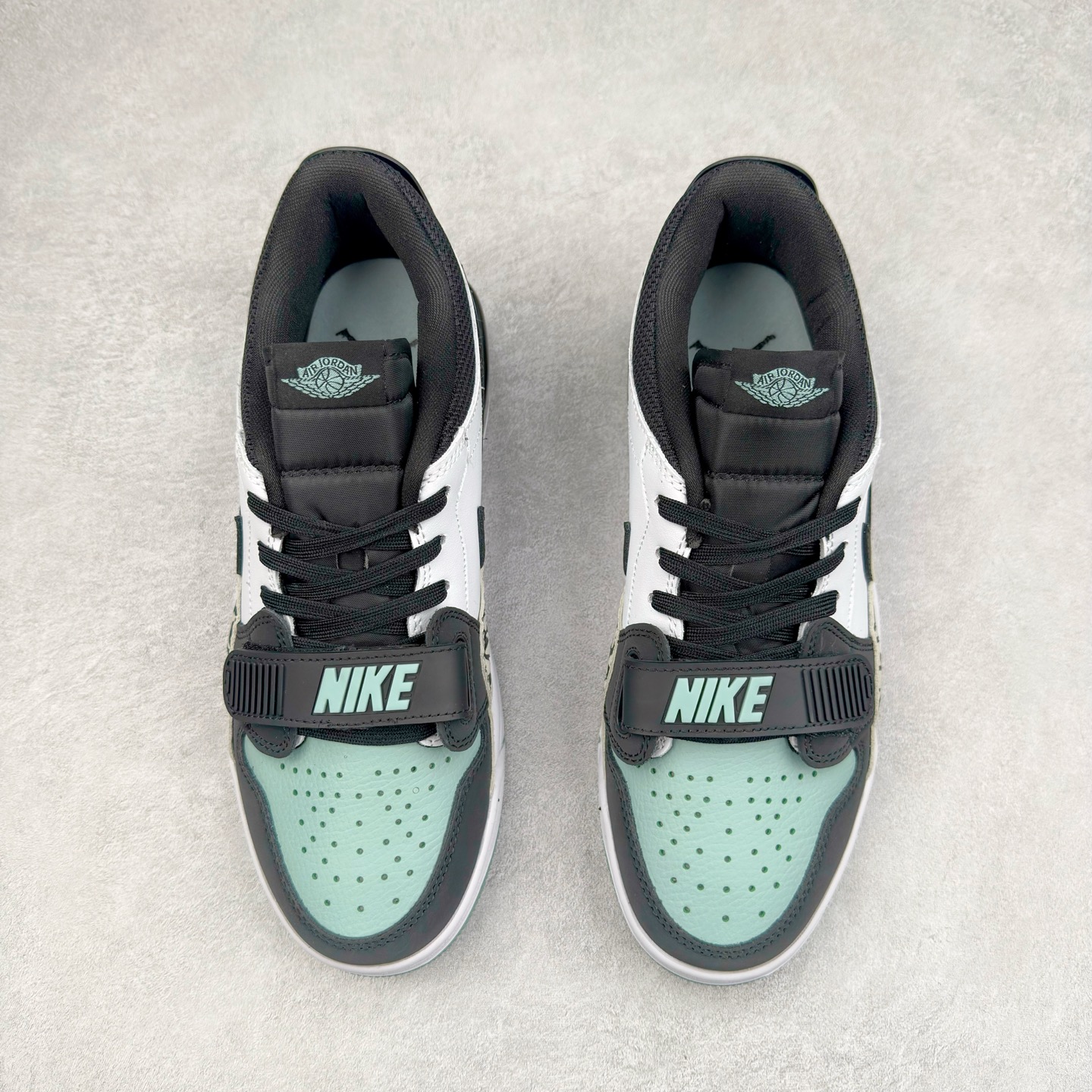 图片[2]-Air Jordan Legacy AJ312 低帮 CD7069-109 鞋身采用了皮革材质打造 横跨鞋面的魔术贴十分吸睛 侧面的Swoosh Logo的一部分被鞋面遮挡了一部分 颇具玩味 魔术贴上标有NK标识 而鞋舌上是Jordan的经典飞翼Logo 后跟和鞋底均采用了Air Jordan 3 的设计 后跟上同样也使用了经典的爆裂纹图案 尺码：36 36.5 37.5 38 38.5 39 40 40.5 41 42 42.5 43 44 44.5 45 46 47.5-选品中心