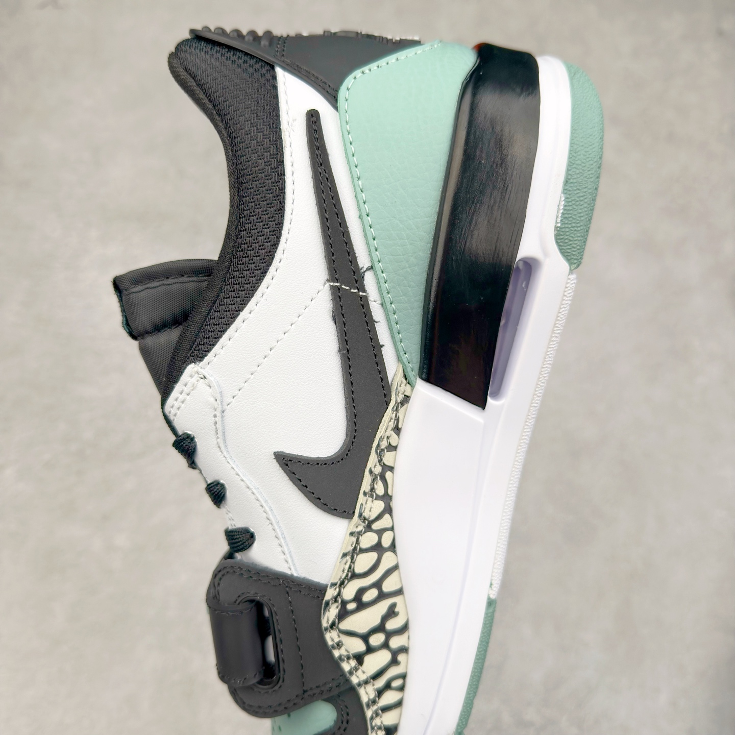 图片[7]-Air Jordan Legacy AJ312 低帮 CD7069-109 鞋身采用了皮革材质打造 横跨鞋面的魔术贴十分吸睛 侧面的Swoosh Logo的一部分被鞋面遮挡了一部分 颇具玩味 魔术贴上标有NK标识 而鞋舌上是Jordan的经典飞翼Logo 后跟和鞋底均采用了Air Jordan 3 的设计 后跟上同样也使用了经典的爆裂纹图案 尺码：36 36.5 37.5 38 38.5 39 40 40.5 41 42 42.5 43 44 44.5 45 46 47.5-选品中心