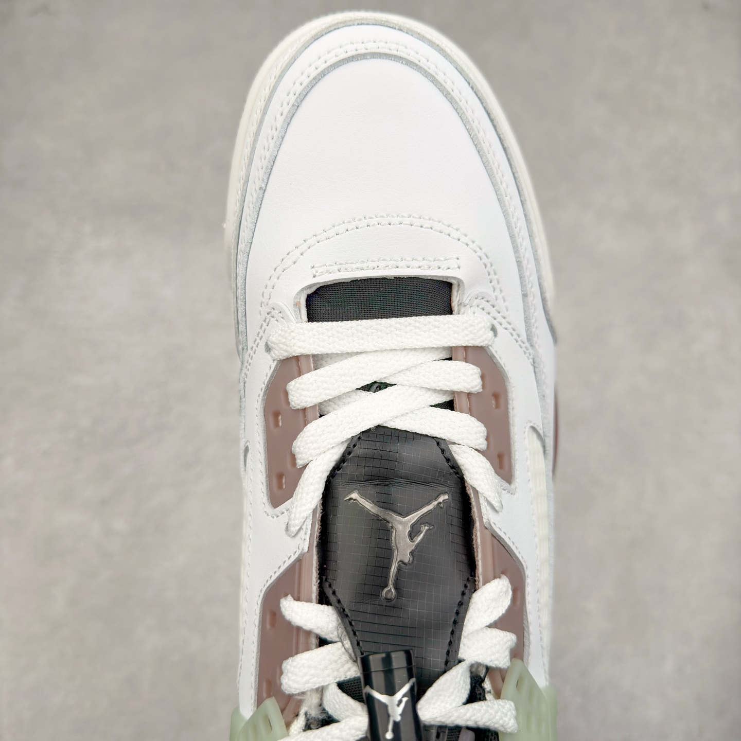 图片[4]-Jordan Spizike Low AJ复古低帮篮球鞋 HV5974-111 这款鞋子著名导演斯派克李的Jordan Spizike专属 预计于明年夏季推出全新低帮版本 将包括三款配色 经典爆裂纹非常复古 两款配色分别以大学红和黑曜石蓝进行区分 鞋身设计中依旧带有大象爆裂纹、鞋侧束带、塑胶网布等经典元素 之后 在鞋舌、内衬以及鞋底等位置缀以大学红和黑曜石蓝搭配 带来全新造型 尺码：36 36.5 37.5 38 38.5 39 40 40.5 41 42 42.5 43 44 44.5 45 46 47.5-选品中心