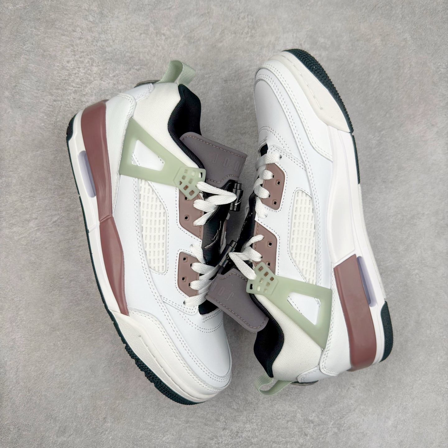 图片[3]-Jordan Spizike Low AJ复古低帮篮球鞋 HV5974-111 这款鞋子著名导演斯派克李的Jordan Spizike专属 预计于明年夏季推出全新低帮版本 将包括三款配色 经典爆裂纹非常复古 两款配色分别以大学红和黑曜石蓝进行区分 鞋身设计中依旧带有大象爆裂纹、鞋侧束带、塑胶网布等经典元素 之后 在鞋舌、内衬以及鞋底等位置缀以大学红和黑曜石蓝搭配 带来全新造型 尺码：36 36.5 37.5 38 38.5 39 40 40.5 41 42 42.5 43 44 44.5 45 46 47.5-选品中心