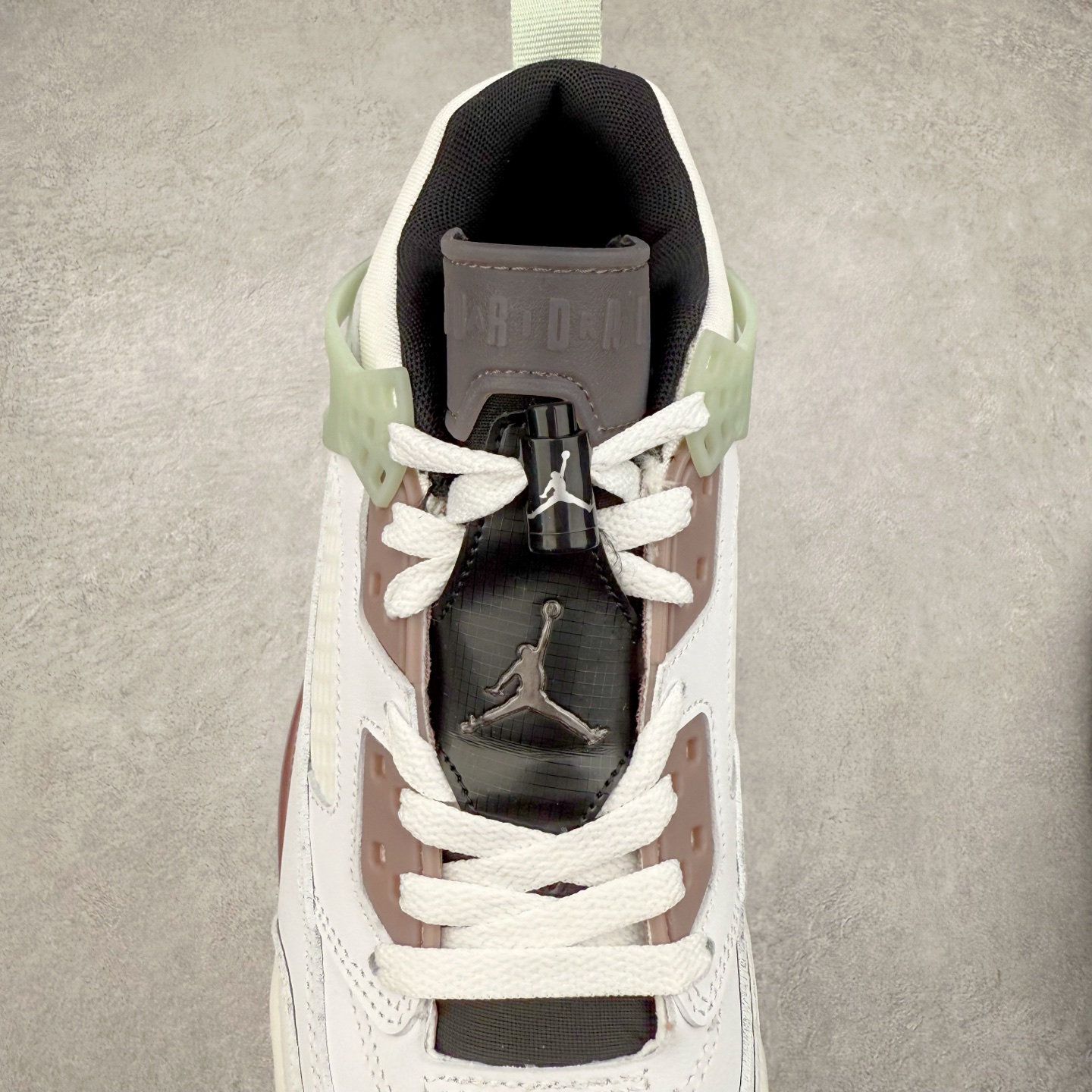 图片[5]-Jordan Spizike Low AJ复古低帮篮球鞋 HV5974-111 这款鞋子著名导演斯派克李的Jordan Spizike专属 预计于明年夏季推出全新低帮版本 将包括三款配色 经典爆裂纹非常复古 两款配色分别以大学红和黑曜石蓝进行区分 鞋身设计中依旧带有大象爆裂纹、鞋侧束带、塑胶网布等经典元素 之后 在鞋舌、内衬以及鞋底等位置缀以大学红和黑曜石蓝搭配 带来全新造型 尺码：36 36.5 37.5 38 38.5 39 40 40.5 41 42 42.5 43 44 44.5 45 46 47.5-选品中心