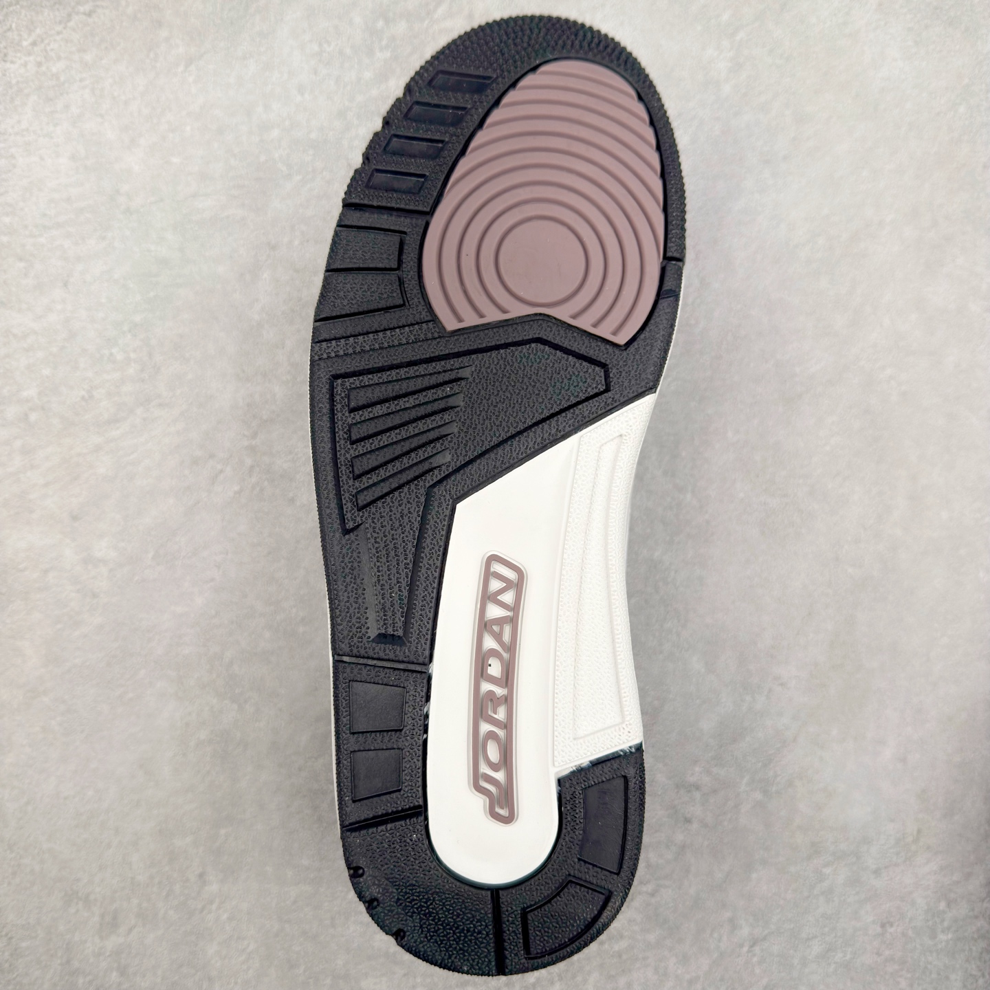 图片[9]-Jordan Spizike Low AJ复古低帮篮球鞋 HV5974-111 这款鞋子著名导演斯派克李的Jordan Spizike专属 预计于明年夏季推出全新低帮版本 将包括三款配色 经典爆裂纹非常复古 两款配色分别以大学红和黑曜石蓝进行区分 鞋身设计中依旧带有大象爆裂纹、鞋侧束带、塑胶网布等经典元素 之后 在鞋舌、内衬以及鞋底等位置缀以大学红和黑曜石蓝搭配 带来全新造型 尺码：36 36.5 37.5 38 38.5 39 40 40.5 41 42 42.5 43 44 44.5 45 46 47.5-选品中心