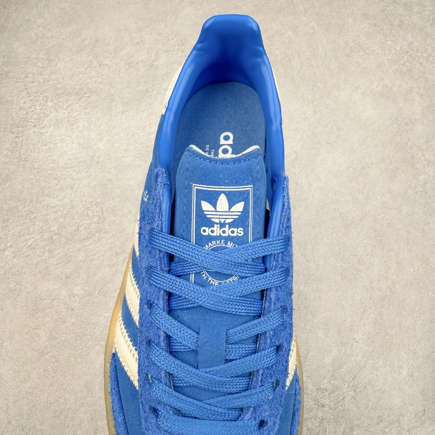 图片[5]-AD Samba XLG 桑巴舞加大厚底版系列德训风百搭松糕休闲运动板鞋生胶底 JI2743 自Originals Samba成功借势Blokecore风潮一跃成为街头巷尾的焦点鞋款后,不论是围绕Samba本身打造的各式「变种版本」,还是以Samba为蓝本打造联名鞋款,都成为了时尚潮流人士日常穿搭首选。Samba XLG是adidas Originals不断扩展XLG系列的一部分,旨在与年轻文化相契合,迎合那些希望通过个性时尚表达自我而不愿牺牲舒适度的年轻群体。街头时尚领域的Gen Z特别偏爱宽松的穿着风格。Samba XLG针对这一点做了创新。它在延续Samba OG经典设计的基础上,迎合年轻群体的穿着习惯,重塑为宽大的鞋身比例轮廓以及加厚中底,让消费者轻松展示自己独特的风格。全新的Samba XLG系列不仅迎合了当下年轻群体的穿搭习惯,加宽了鞋身比例以及将中底进一步增厚,在视觉比例上更加饱满,同时还保留了经典Samba的细节,这样一来,鞋迷朋友在穿搭上不仅能更加个性化,而且还能延续一定的复古感受。尺码：36 36⅔ 37⅓ 38 38⅔ 39⅓ 40 40⅔ 41⅓ 42 42⅔ 43⅓ 44 45-选品中心