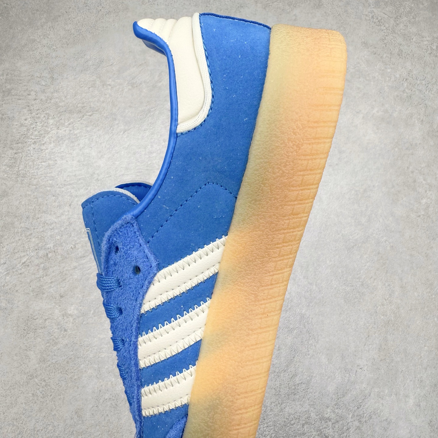 图片[7]-AD Samba XLG 桑巴舞加大厚底版系列德训风百搭松糕休闲运动板鞋生胶底 JI2743 自Originals Samba成功借势Blokecore风潮一跃成为街头巷尾的焦点鞋款后,不论是围绕Samba本身打造的各式「变种版本」,还是以Samba为蓝本打造联名鞋款,都成为了时尚潮流人士日常穿搭首选。Samba XLG是adidas Originals不断扩展XLG系列的一部分,旨在与年轻文化相契合,迎合那些希望通过个性时尚表达自我而不愿牺牲舒适度的年轻群体。街头时尚领域的Gen Z特别偏爱宽松的穿着风格。Samba XLG针对这一点做了创新。它在延续Samba OG经典设计的基础上,迎合年轻群体的穿着习惯,重塑为宽大的鞋身比例轮廓以及加厚中底,让消费者轻松展示自己独特的风格。全新的Samba XLG系列不仅迎合了当下年轻群体的穿搭习惯,加宽了鞋身比例以及将中底进一步增厚,在视觉比例上更加饱满,同时还保留了经典Samba的细节,这样一来,鞋迷朋友在穿搭上不仅能更加个性化,而且还能延续一定的复古感受。尺码：36 36⅔ 37⅓ 38 38⅔ 39⅓ 40 40⅔ 41⅓ 42 42⅔ 43⅓ 44 45-选品中心