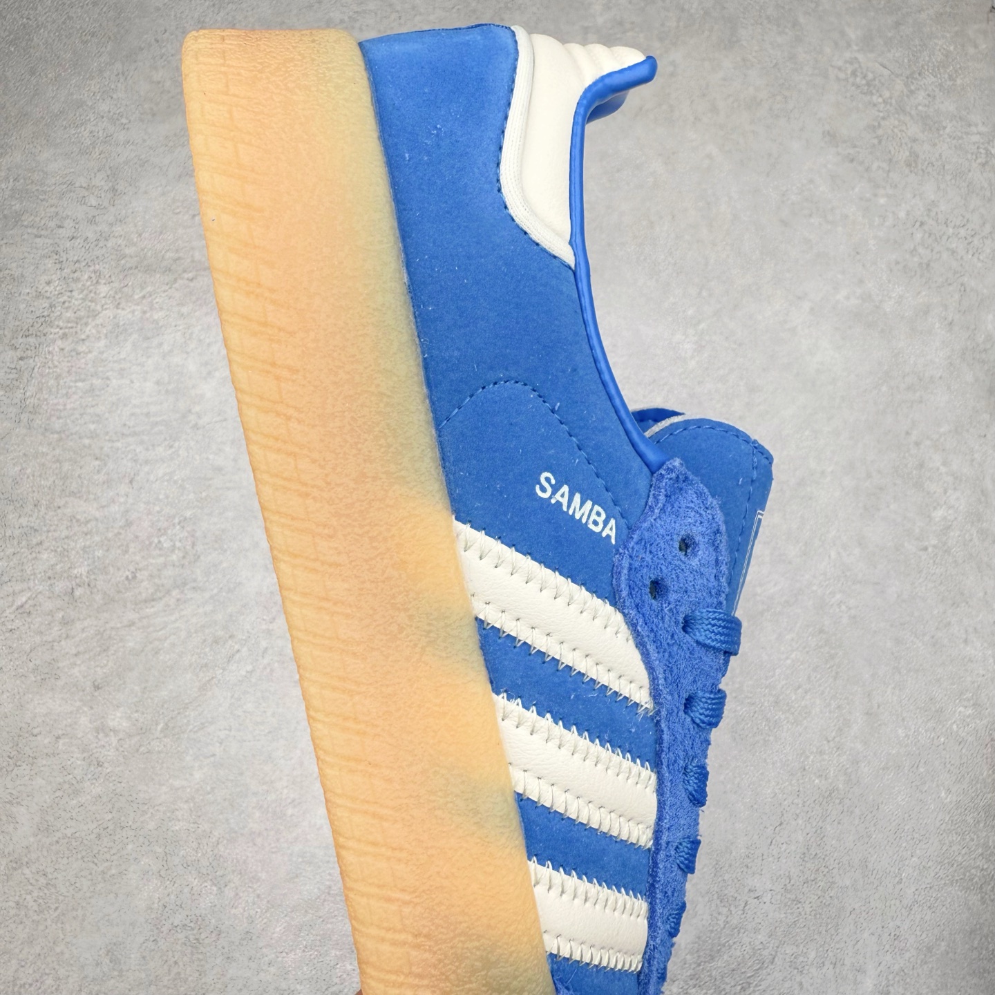 图片[6]-AD Samba XLG 桑巴舞加大厚底版系列德训风百搭松糕休闲运动板鞋生胶底 JI2743 自Originals Samba成功借势Blokecore风潮一跃成为街头巷尾的焦点鞋款后,不论是围绕Samba本身打造的各式「变种版本」,还是以Samba为蓝本打造联名鞋款,都成为了时尚潮流人士日常穿搭首选。Samba XLG是adidas Originals不断扩展XLG系列的一部分,旨在与年轻文化相契合,迎合那些希望通过个性时尚表达自我而不愿牺牲舒适度的年轻群体。街头时尚领域的Gen Z特别偏爱宽松的穿着风格。Samba XLG针对这一点做了创新。它在延续Samba OG经典设计的基础上,迎合年轻群体的穿着习惯,重塑为宽大的鞋身比例轮廓以及加厚中底,让消费者轻松展示自己独特的风格。全新的Samba XLG系列不仅迎合了当下年轻群体的穿搭习惯,加宽了鞋身比例以及将中底进一步增厚,在视觉比例上更加饱满,同时还保留了经典Samba的细节,这样一来,鞋迷朋友在穿搭上不仅能更加个性化,而且还能延续一定的复古感受。尺码：36 36⅔ 37⅓ 38 38⅔ 39⅓ 40 40⅔ 41⅓ 42 42⅔ 43⅓ 44 45-选品中心