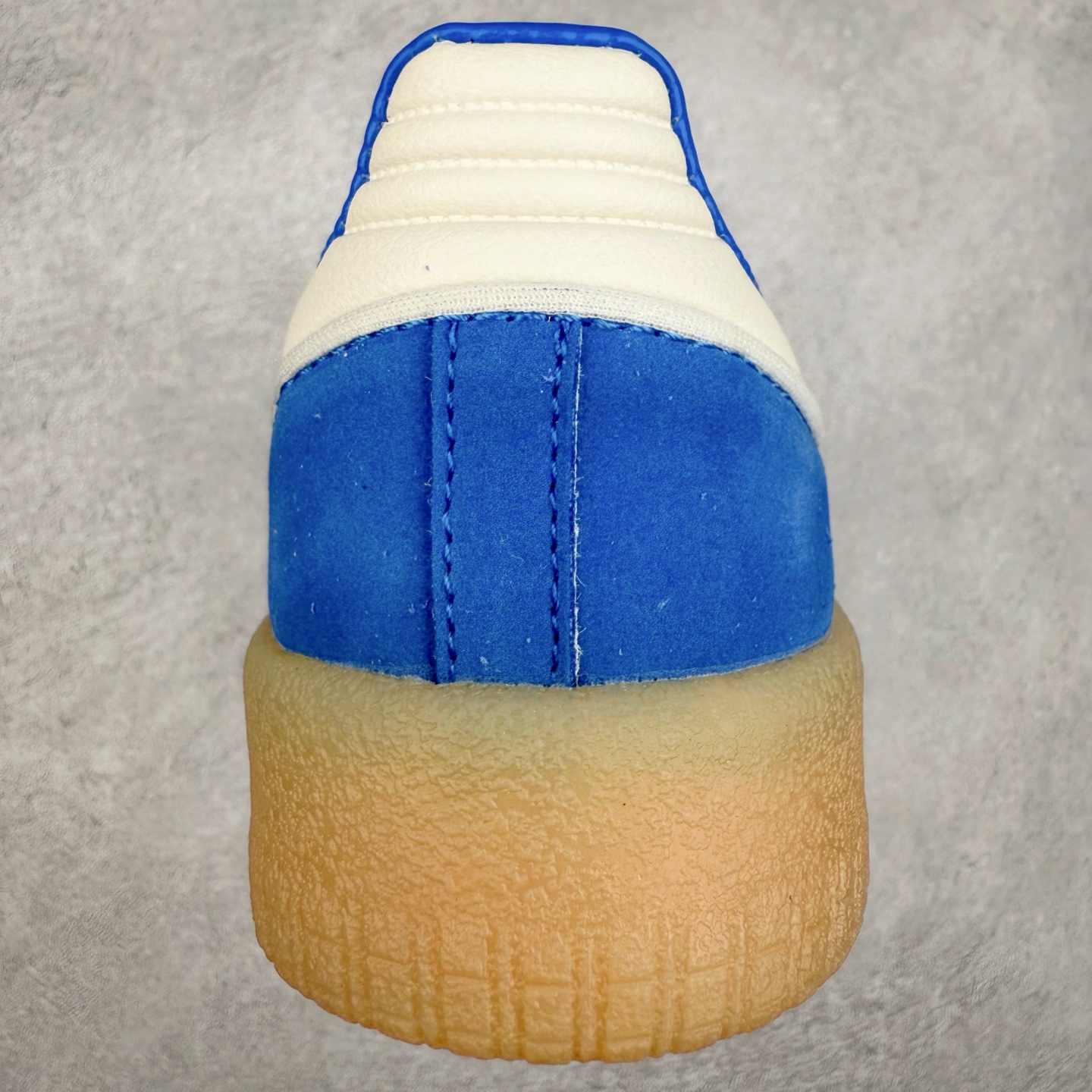 图片[8]-AD Samba XLG 桑巴舞加大厚底版系列德训风百搭松糕休闲运动板鞋生胶底 JI2743 自Originals Samba成功借势Blokecore风潮一跃成为街头巷尾的焦点鞋款后,不论是围绕Samba本身打造的各式「变种版本」,还是以Samba为蓝本打造联名鞋款,都成为了时尚潮流人士日常穿搭首选。Samba XLG是adidas Originals不断扩展XLG系列的一部分,旨在与年轻文化相契合,迎合那些希望通过个性时尚表达自我而不愿牺牲舒适度的年轻群体。街头时尚领域的Gen Z特别偏爱宽松的穿着风格。Samba XLG针对这一点做了创新。它在延续Samba OG经典设计的基础上,迎合年轻群体的穿着习惯,重塑为宽大的鞋身比例轮廓以及加厚中底,让消费者轻松展示自己独特的风格。全新的Samba XLG系列不仅迎合了当下年轻群体的穿搭习惯,加宽了鞋身比例以及将中底进一步增厚,在视觉比例上更加饱满,同时还保留了经典Samba的细节,这样一来,鞋迷朋友在穿搭上不仅能更加个性化,而且还能延续一定的复古感受。尺码：36 36⅔ 37⅓ 38 38⅔ 39⅓ 40 40⅔ 41⅓ 42 42⅔ 43⅓ 44 45-选品中心